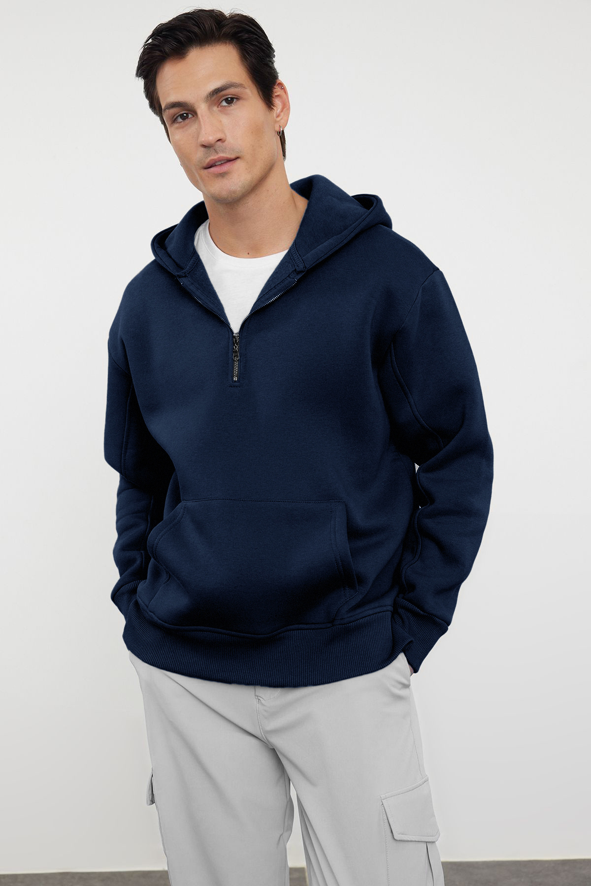 Trendyolmilla Man Lacivert Oversize/Geniş Kesim Fermuarlı Kapüşonlu İçi Polarlı Basic Sweatshirt TMNAW25SW00050