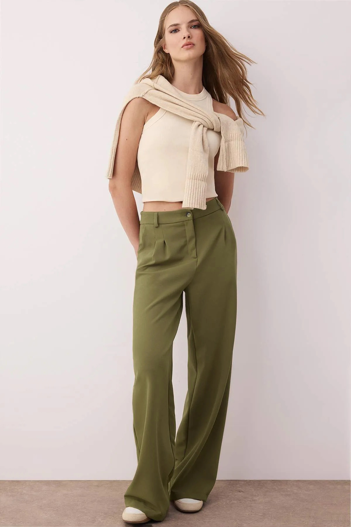 Trendyol Collection Spodnie plisowane z szerokimi nogawkami w kolorze khaki T...