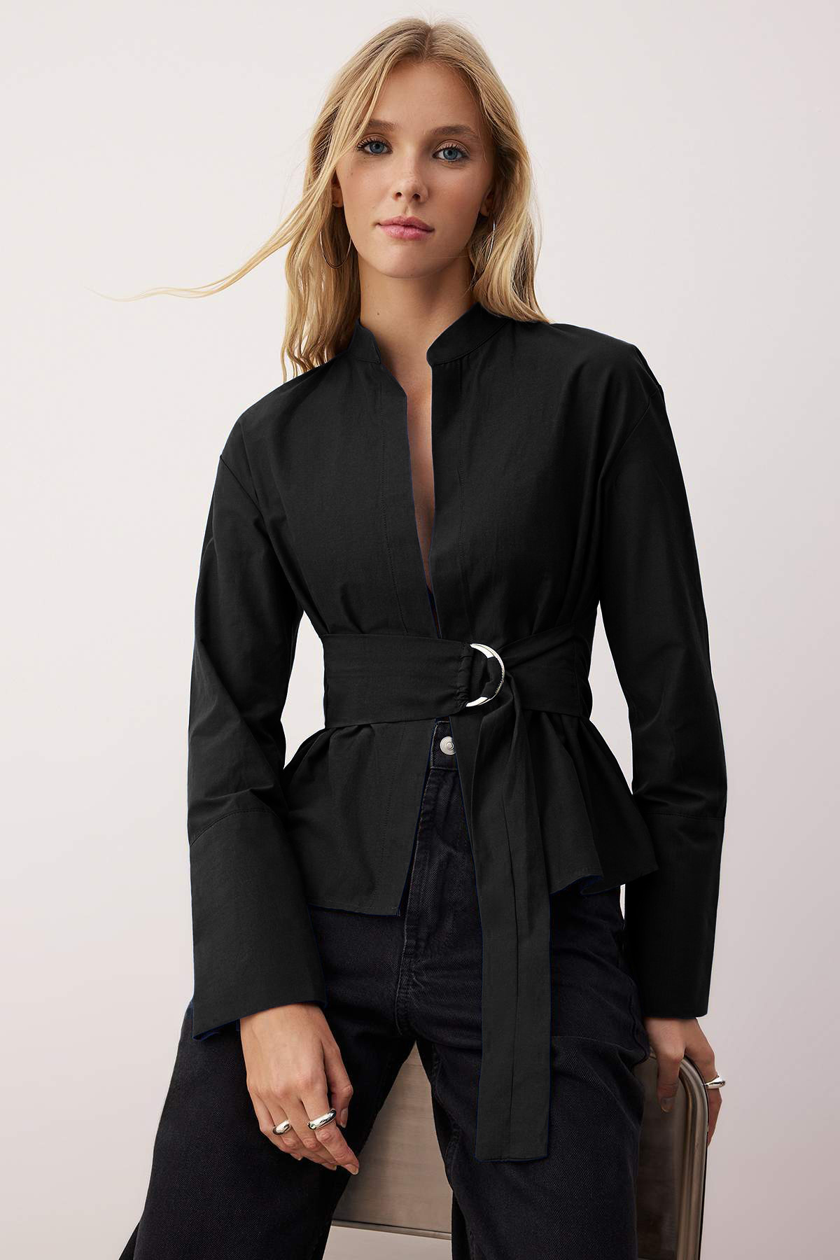 Trendyolmilla  Siyah Kuşaklı Önü Çıtçıtlı Ayarlanabilir Gömlek TWOAW26GO00067 - Görsel 2