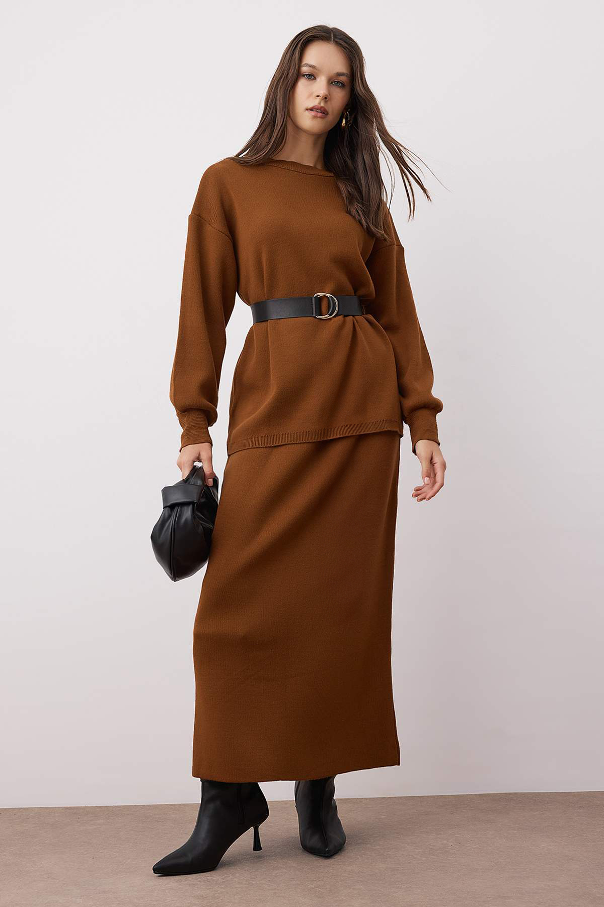 Trendyol Modest Jasnobrązowy oversizeowy zestaw spodni i spódnicy z dzianiny TCTAW26US00022