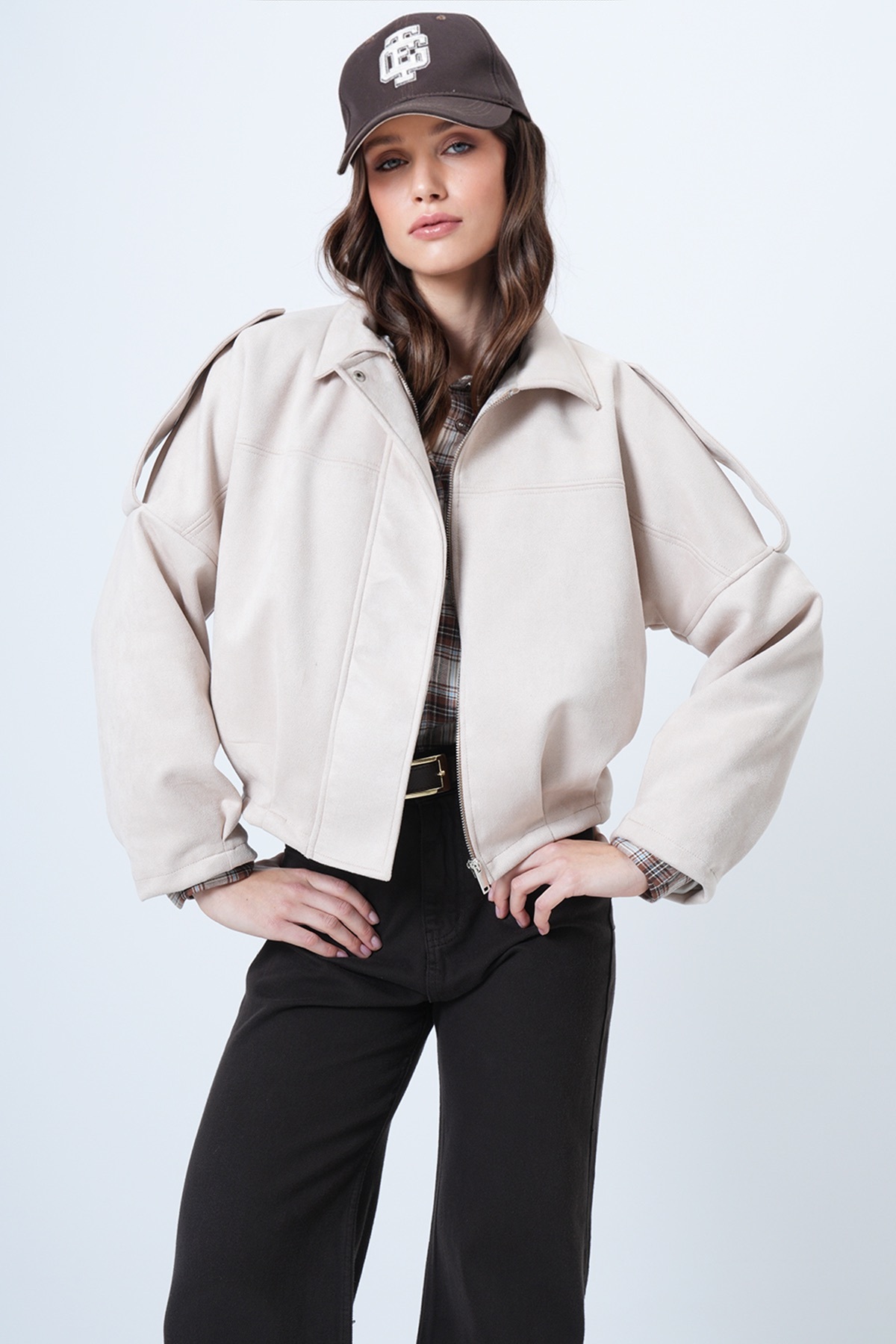 Trend Alaçatı Stili  Kadın Taş Omuz Apoletli İçi Astarlı Suni Süet Bomber Ceket Alc-X14526 - Görsel 4