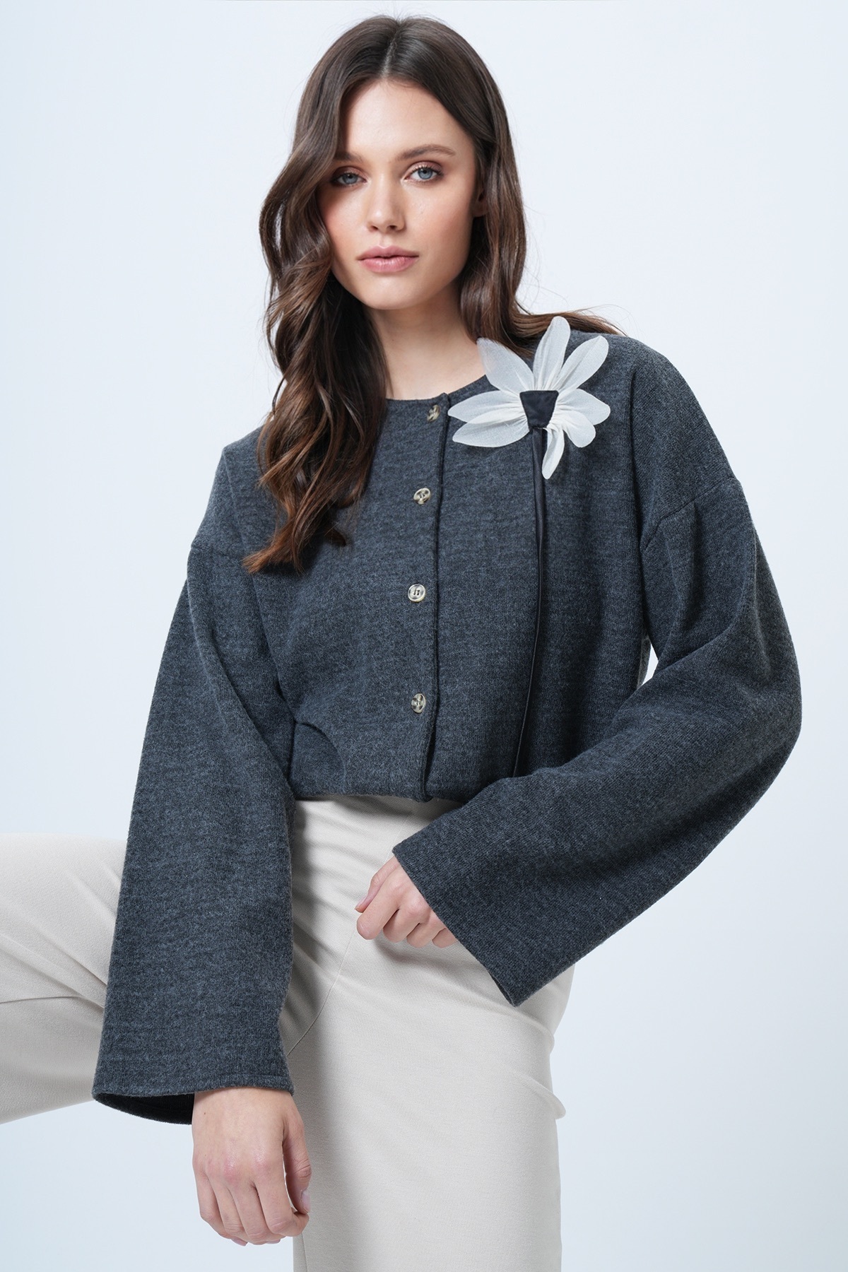 Trend Alaçatı Stili  Kadın Antrasit Çiçek Broş Aksesuarlı Triko Hırka ALC-X14689 - Görsel 2