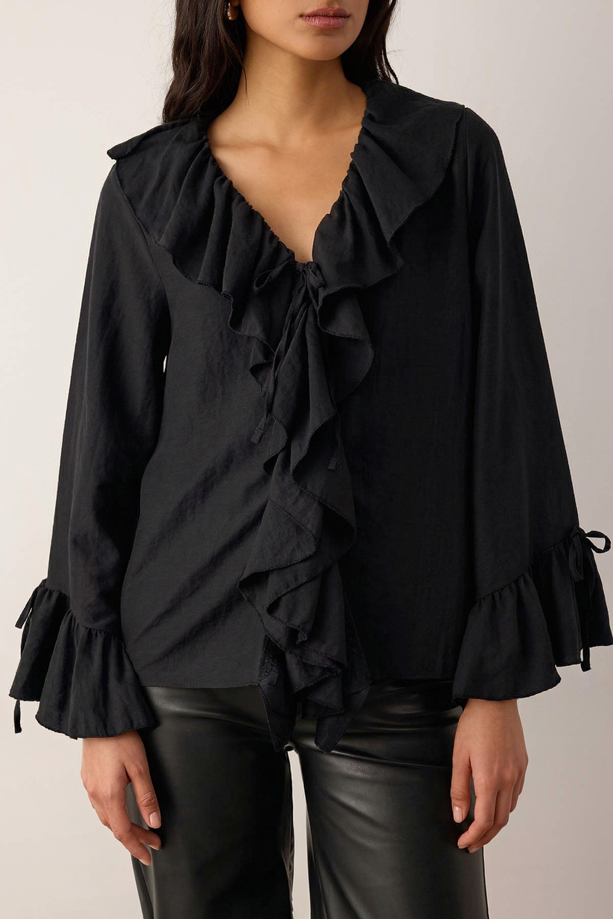 Trendyolmilla  Siyah Fırfır Detaylı Dokuma Bluz TWOAW26BZ00290 - Görsel 3