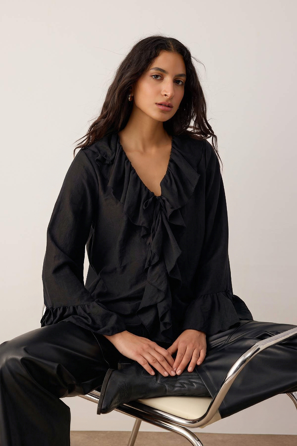 Trendyolmilla  Siyah Fırfır Detaylı Dokuma Bluz TWOAW26BZ00290 - Görsel 2