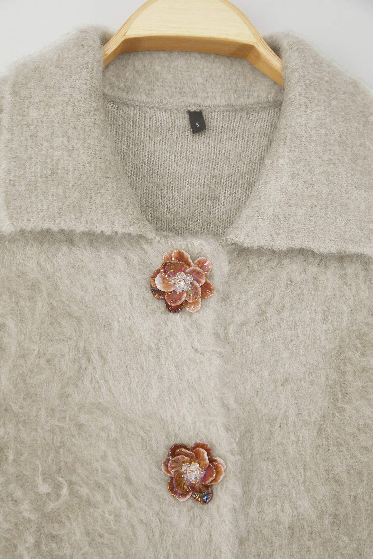 Trendyolmilla  Vizon Gül Düğme Detaylı Buklet İplikli Triko Hırka TWOAW26HI00109 - Görsel 6