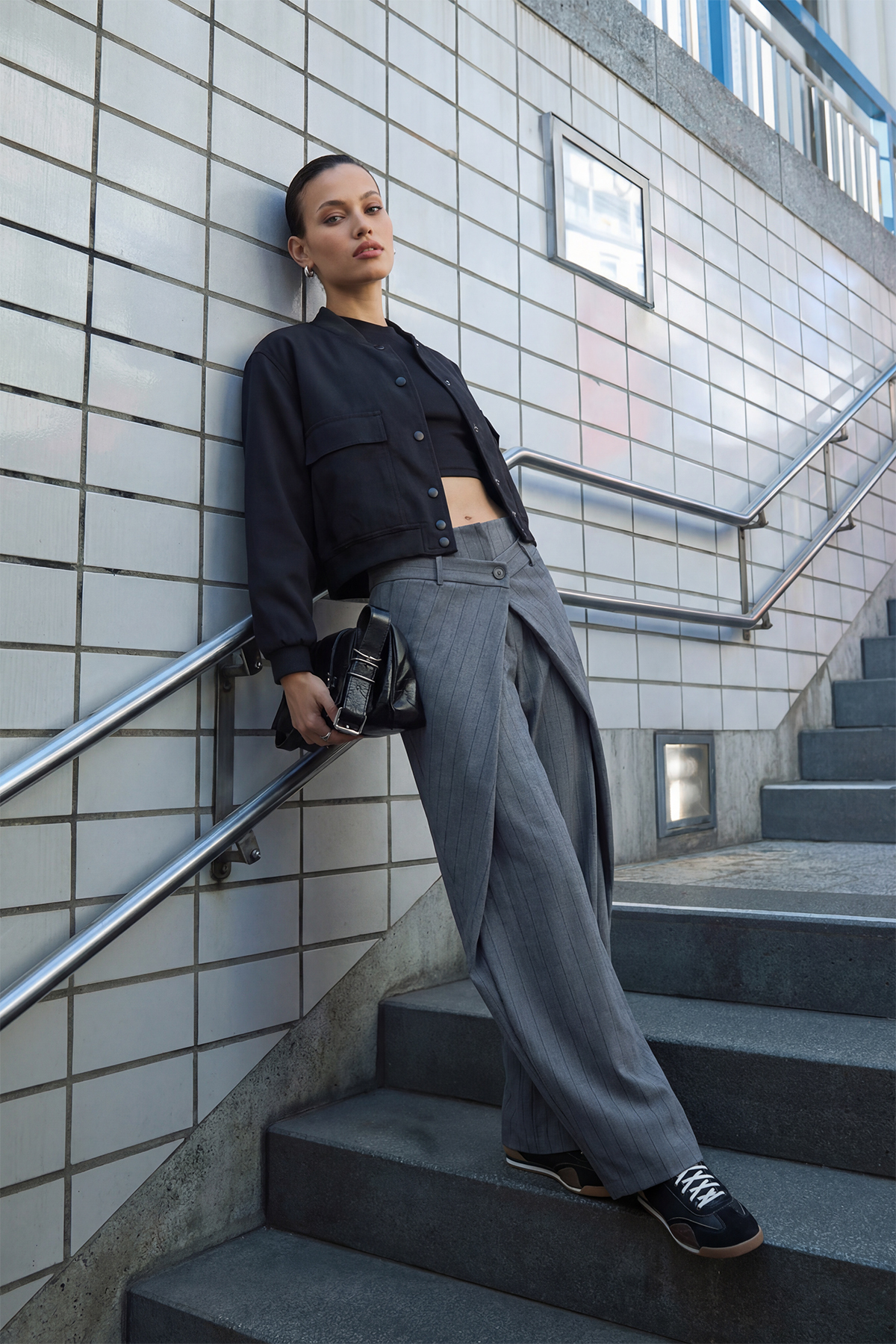 Trendyol Kollektion Graue, voluminöse, plissierte Ballon-Fit-Hose aus gestrei...