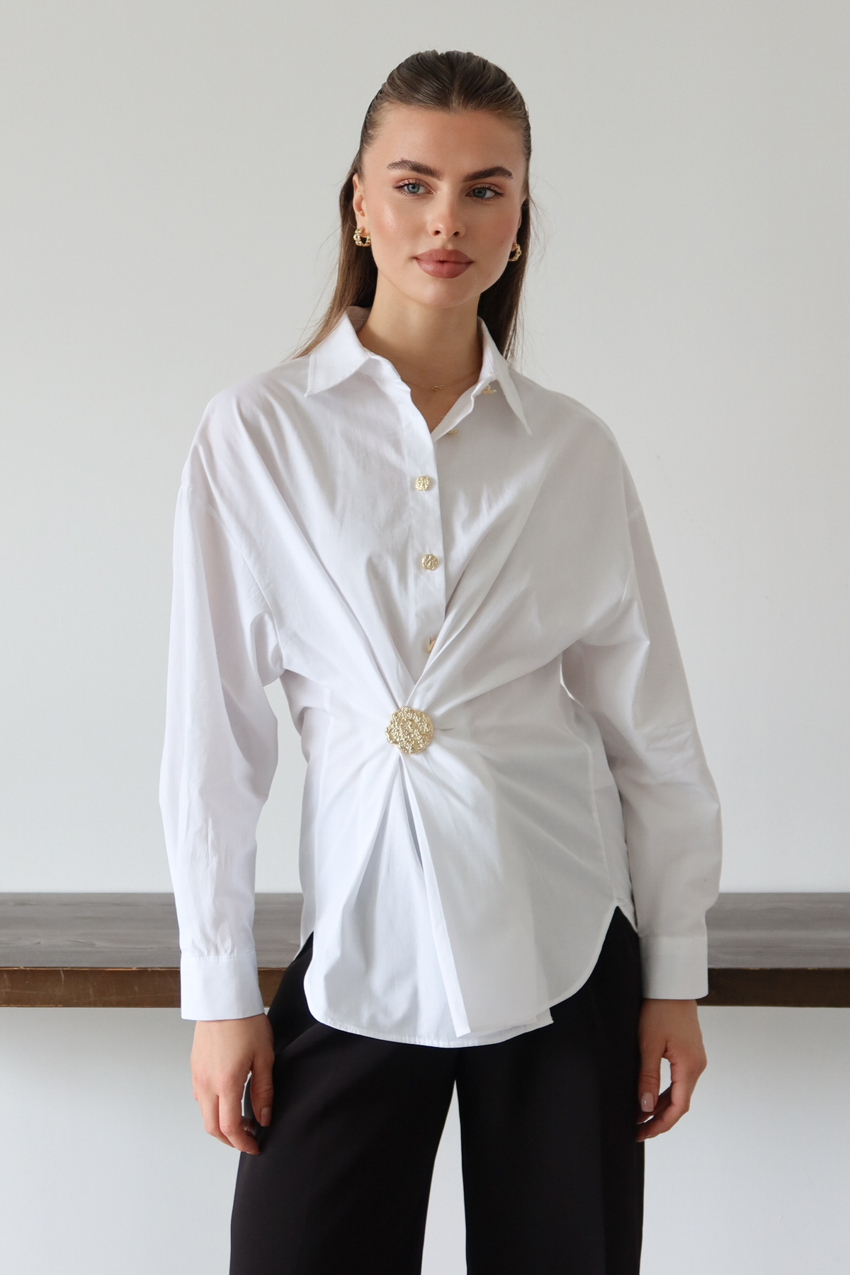 Trendyolmilla  Beyaz Gold Aksesuar Detaylı Gömlek TWOAW26GO00137