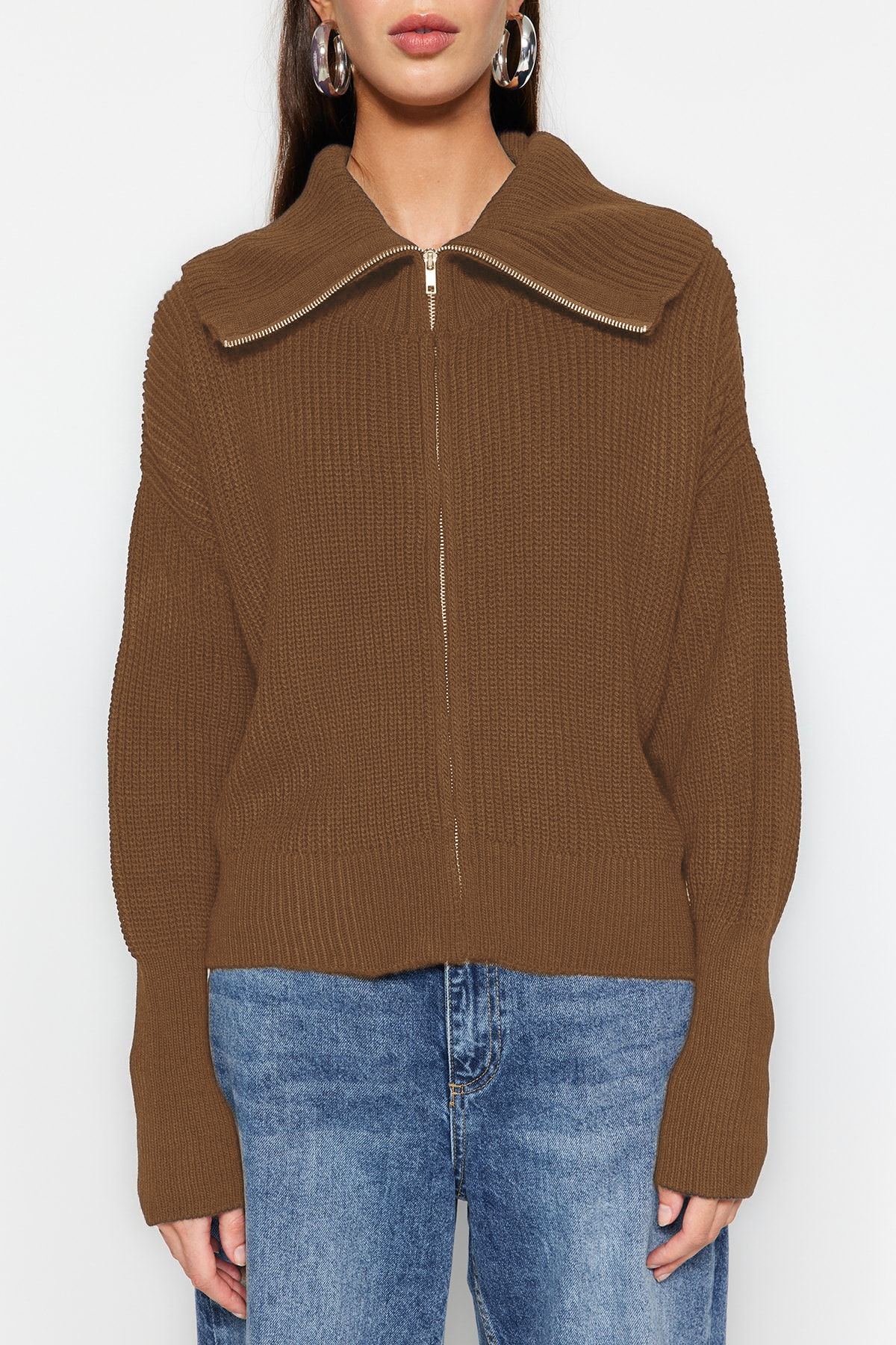 Trendyolmilla  Açık Kahverengi Geniş Kalıp Devrik Yaka Fermuarlı Triko Hırka TWOAW24HI00072 - Görsel 4