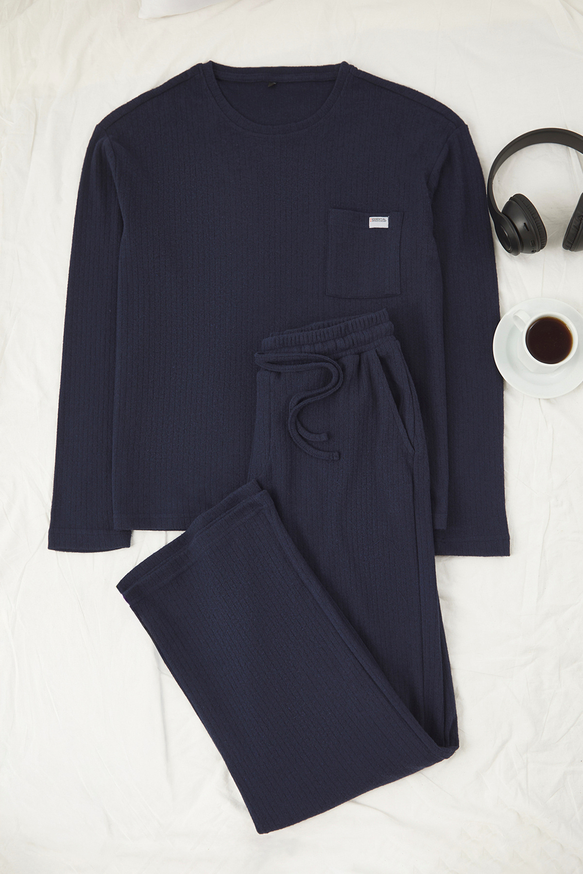 Trendyolmilla Man Lacivert Regular Fit Cepli Etiket Detaylı Yumuşak Tuşeli Kalın Örme Pijama Takımı TMNAW26PT00000
