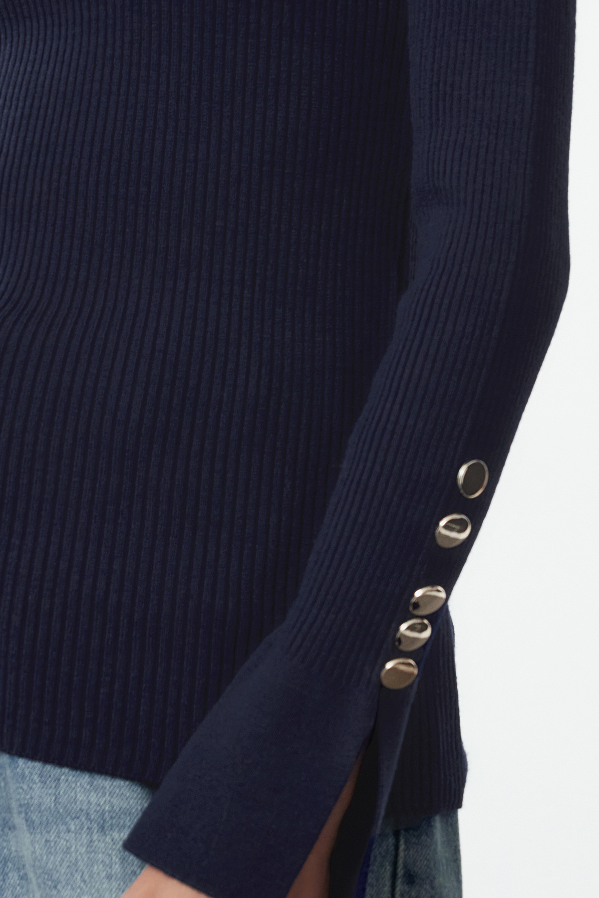 Trendyol Collection Marineblauer Strickpullover mit Knopfleiste am Ärmelsaum TWOAW24KZ00309