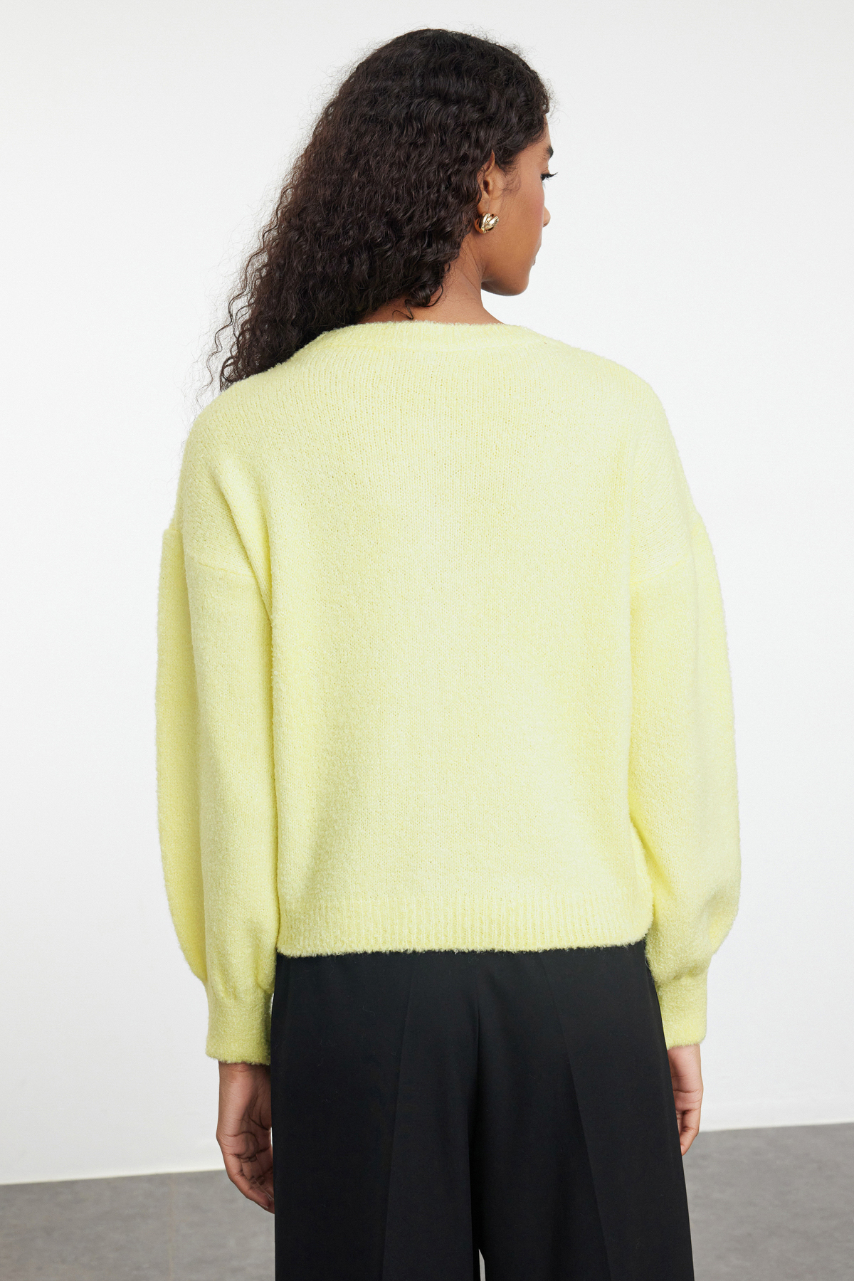 Trendyolmilla  Sarı Düğme Detaylı Balon Kollu Yumuşak Dokulu Ceket Görünümlü Triko Hırka TWOAW25HI00147 - Görsel 5