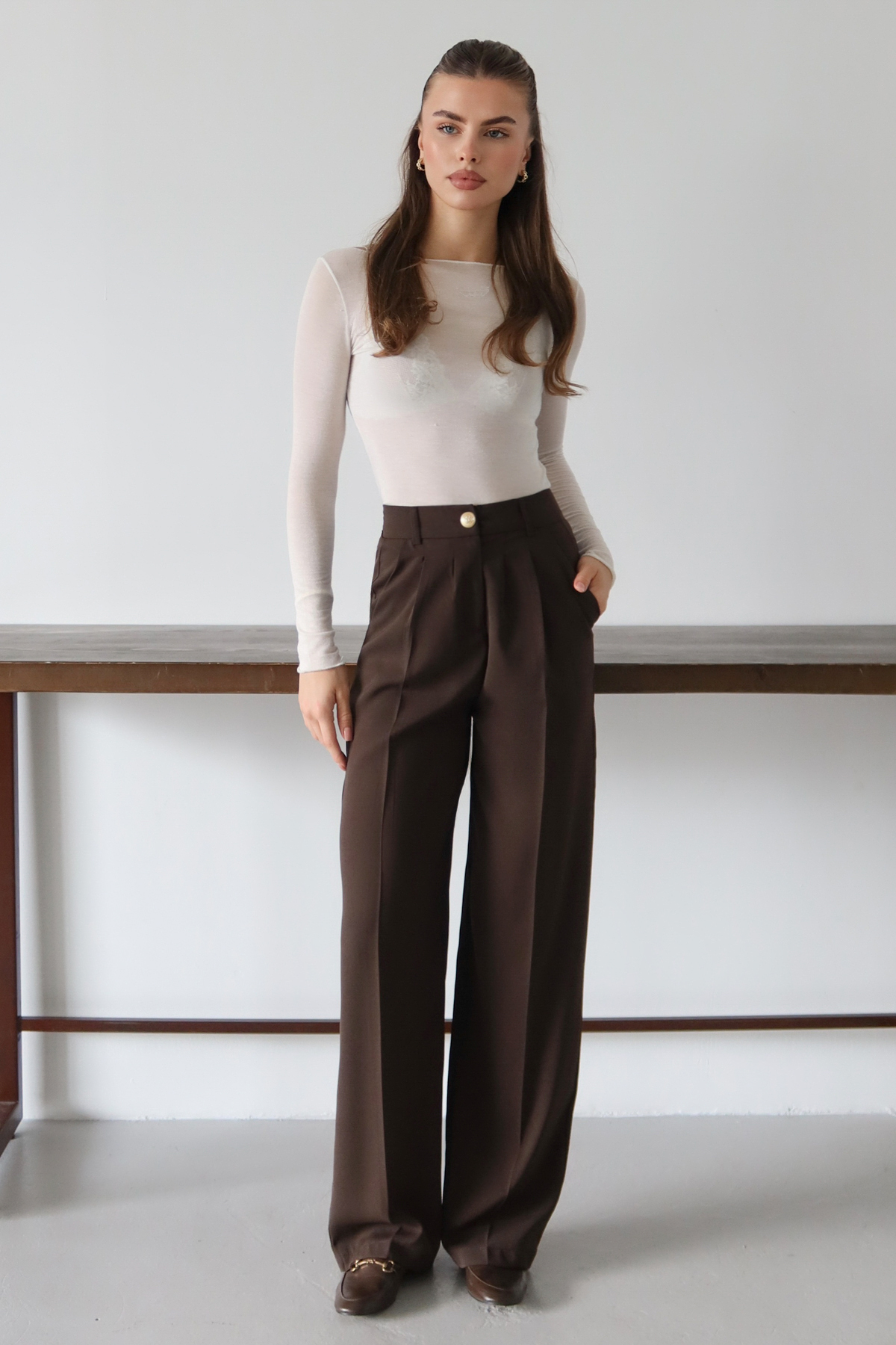 Trendyol Collection Dunkelbraune gewebte Hose mit hoher Taille und weitem Bei...