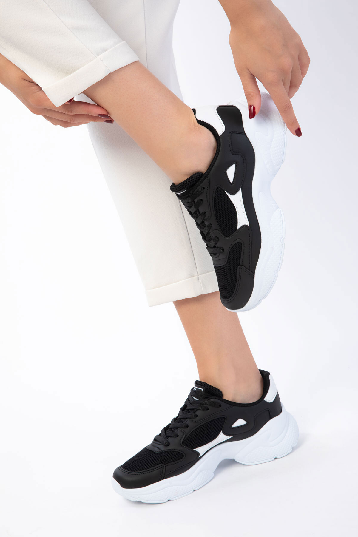 Women's Black and White Sneakers 18147