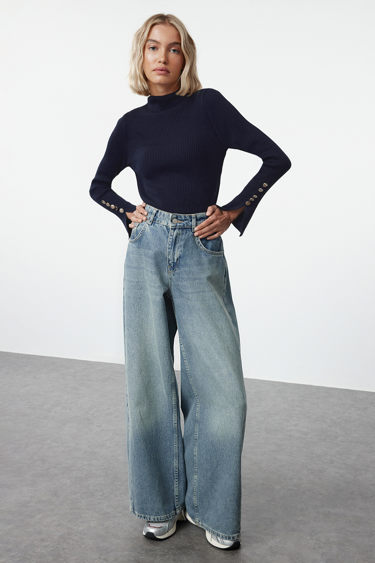 Trendyol Collection Marineblauer Strickpullover mit Knopfleiste am Ärmelsaum TWOAW24KZ00309