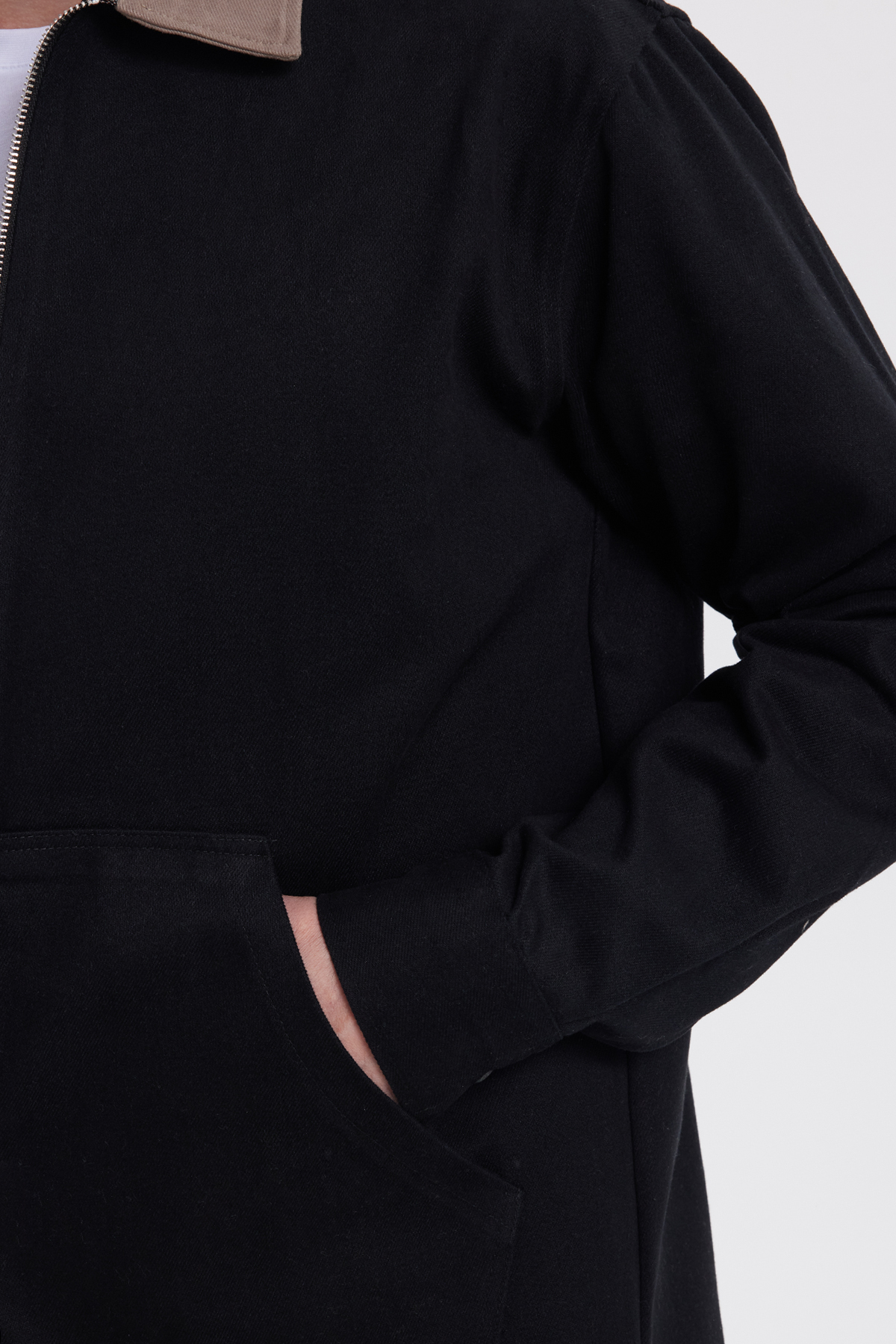 Tudors  Erkek Relax Fit Rahat Kesim Gabardin Düz Fermuarlı Kanguru Cepli Kontrast Yaka Siyah Gömlek Ceket - Görsel 4