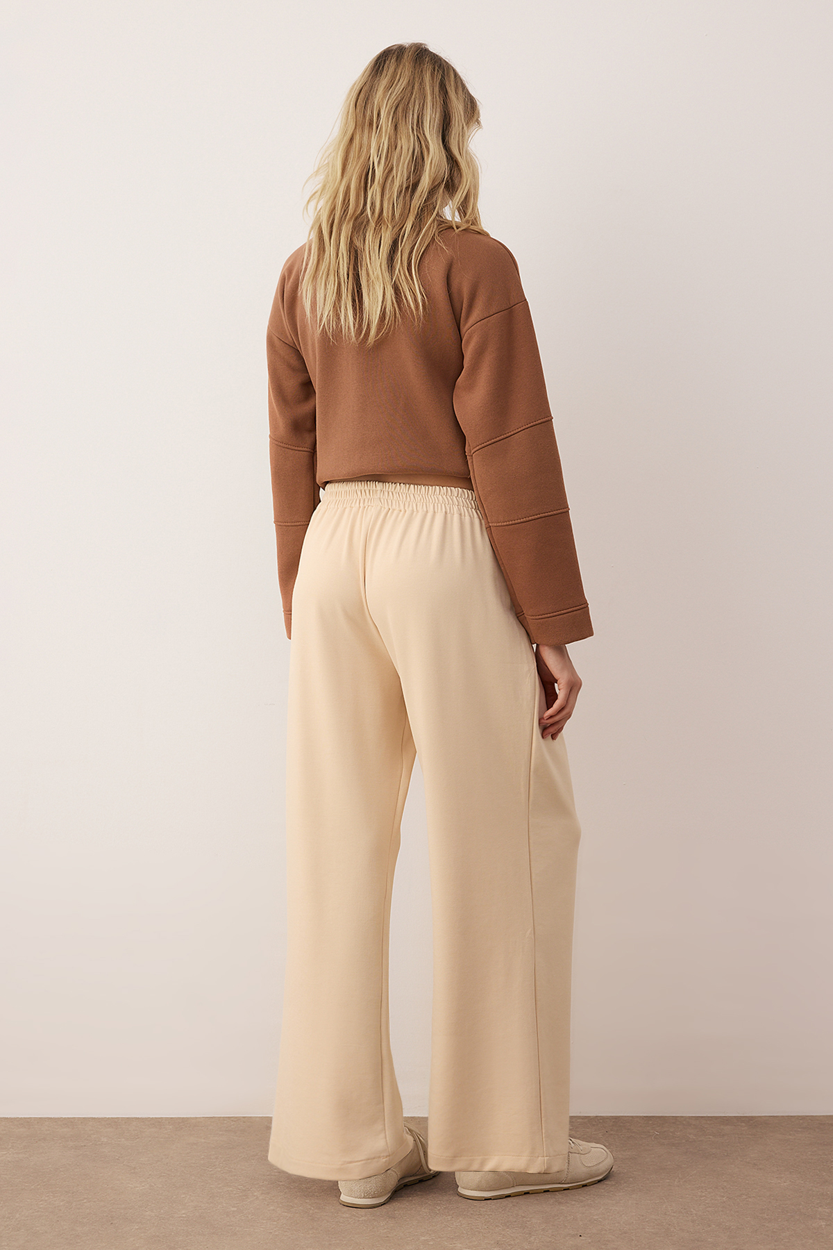 Trendyolmilla  Taş Wide Leg Yumuşak Kumaşlı Pilili Esnek Örme Pantolon TWOAW26PL00138 - Görsel 3