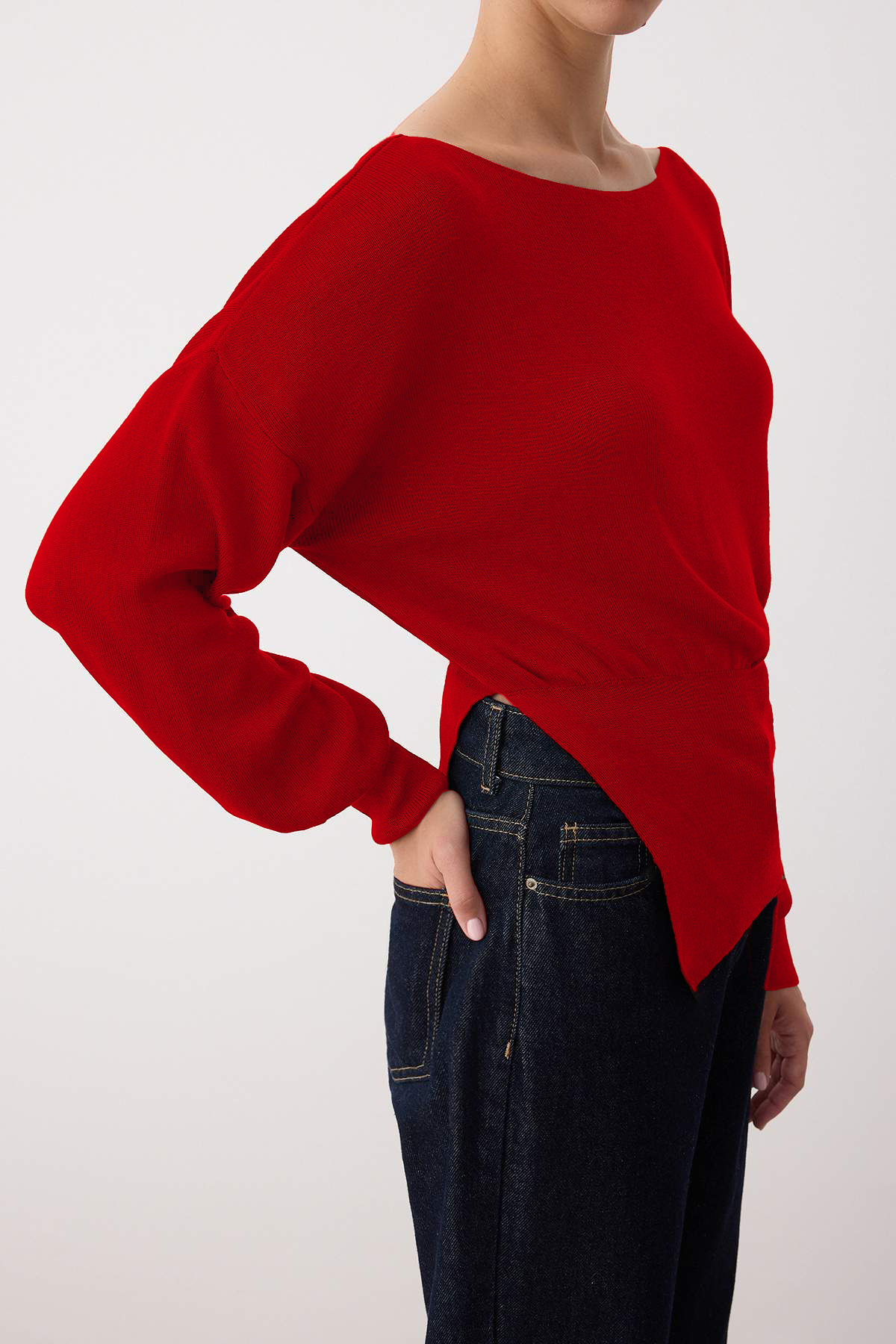 Trendyolmilla  Kırmızı Merserize Görünümlü Kayık Yaka Yırtmaç Detaylı Triko Kazak TWOAW26KZ00086 - Görsel 3