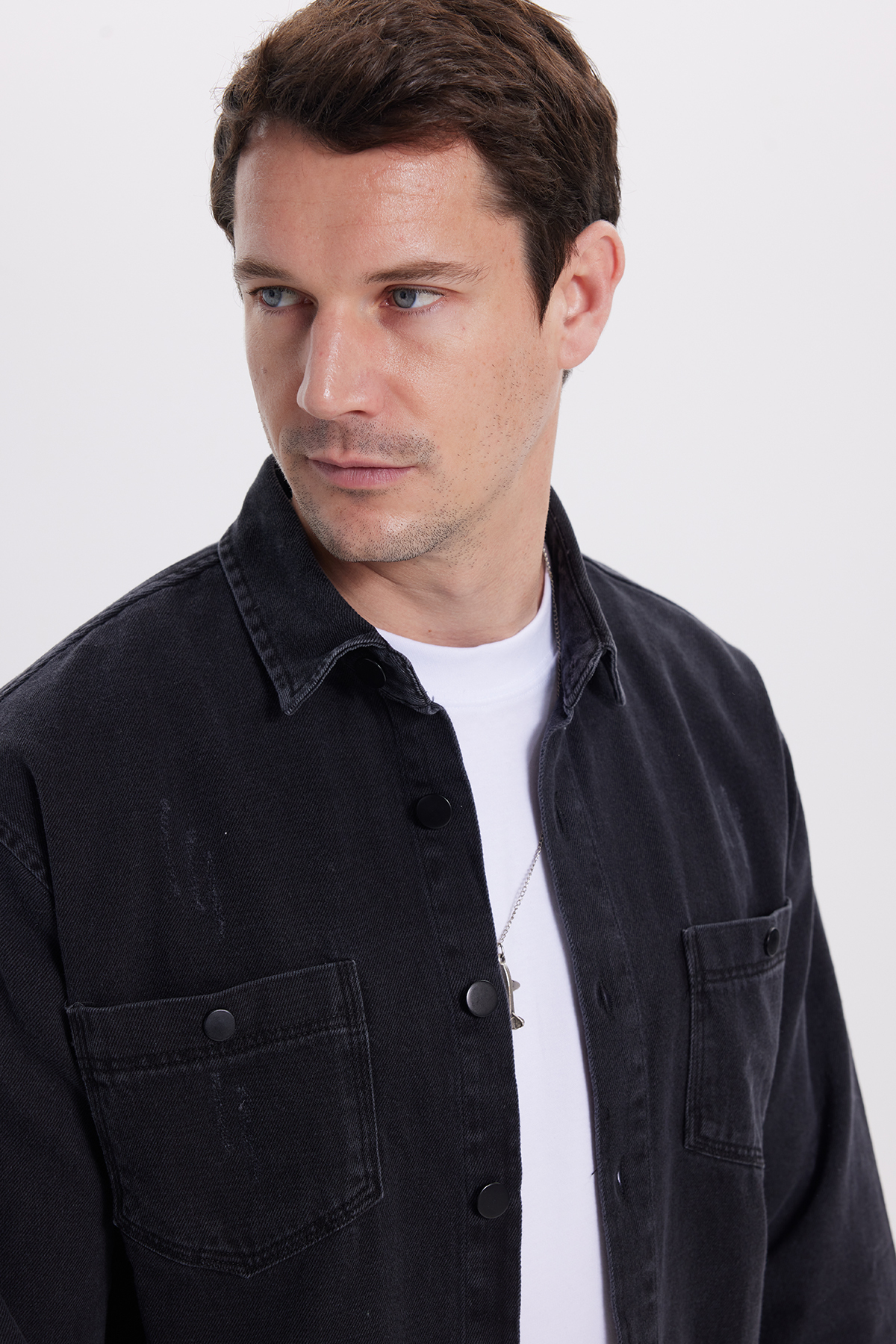 Tudors  Relax Fıt Uzun Kollu Çift Cep Eskitmeli Siyah Denim Erkek Siyah Gömlek - Görsel 3