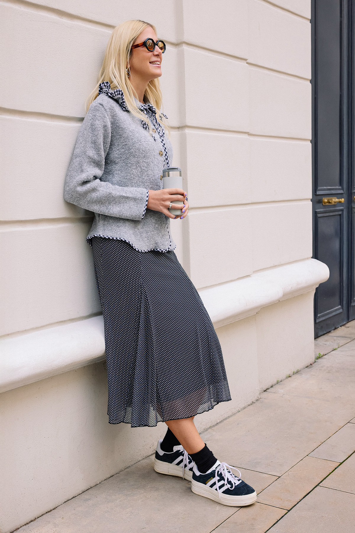 Trendyolmilla  Gri Yumuşak Dokulu Garni Detaylı Geniş Kalıp Mont Görünümlü Triko Hırka TWOAW26HI00009 - Görsel 2