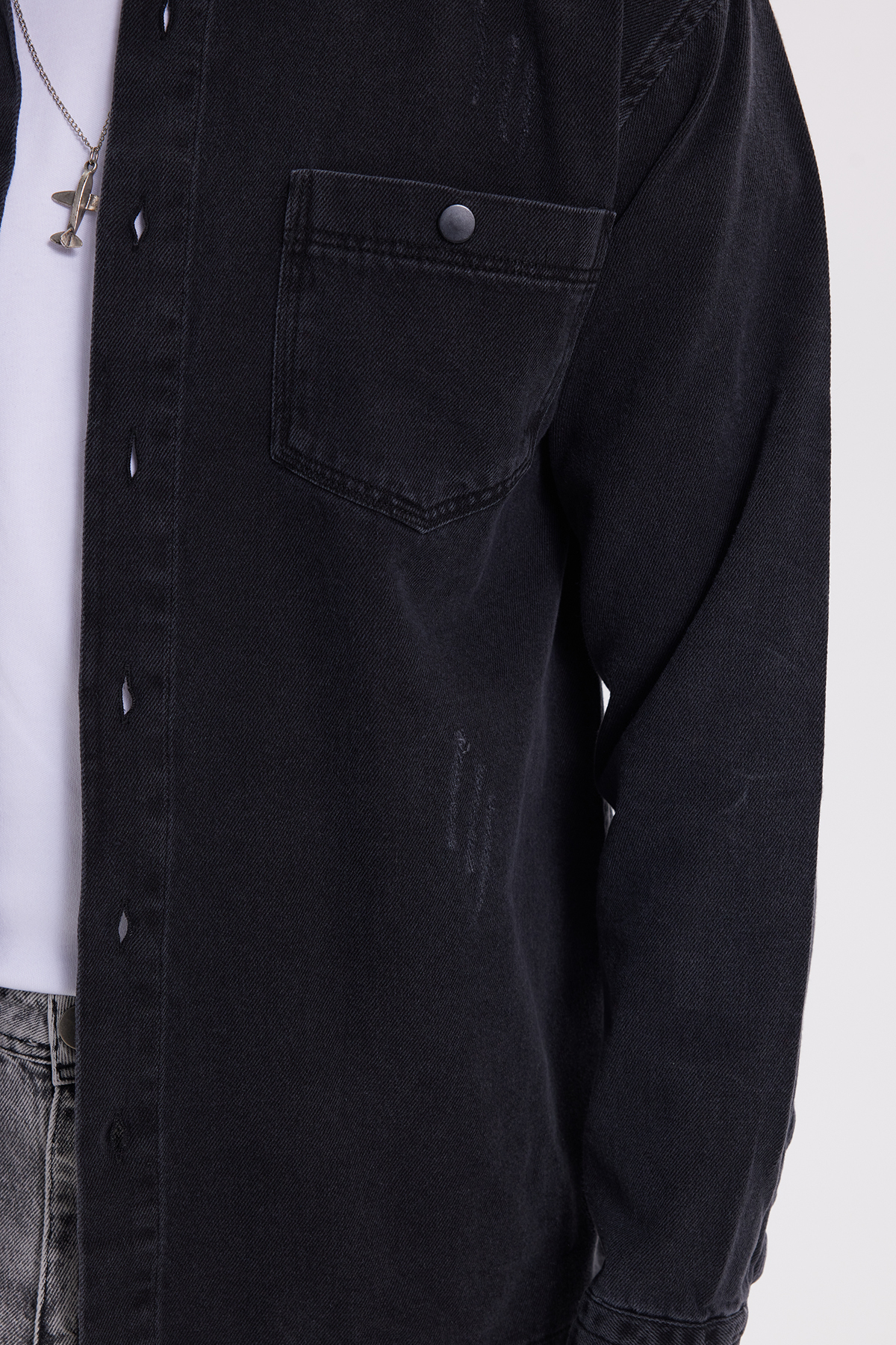 Tudors  Relax Fıt Uzun Kollu Çift Cep Eskitmeli Siyah Denim Erkek Siyah Gömlek - Görsel 4