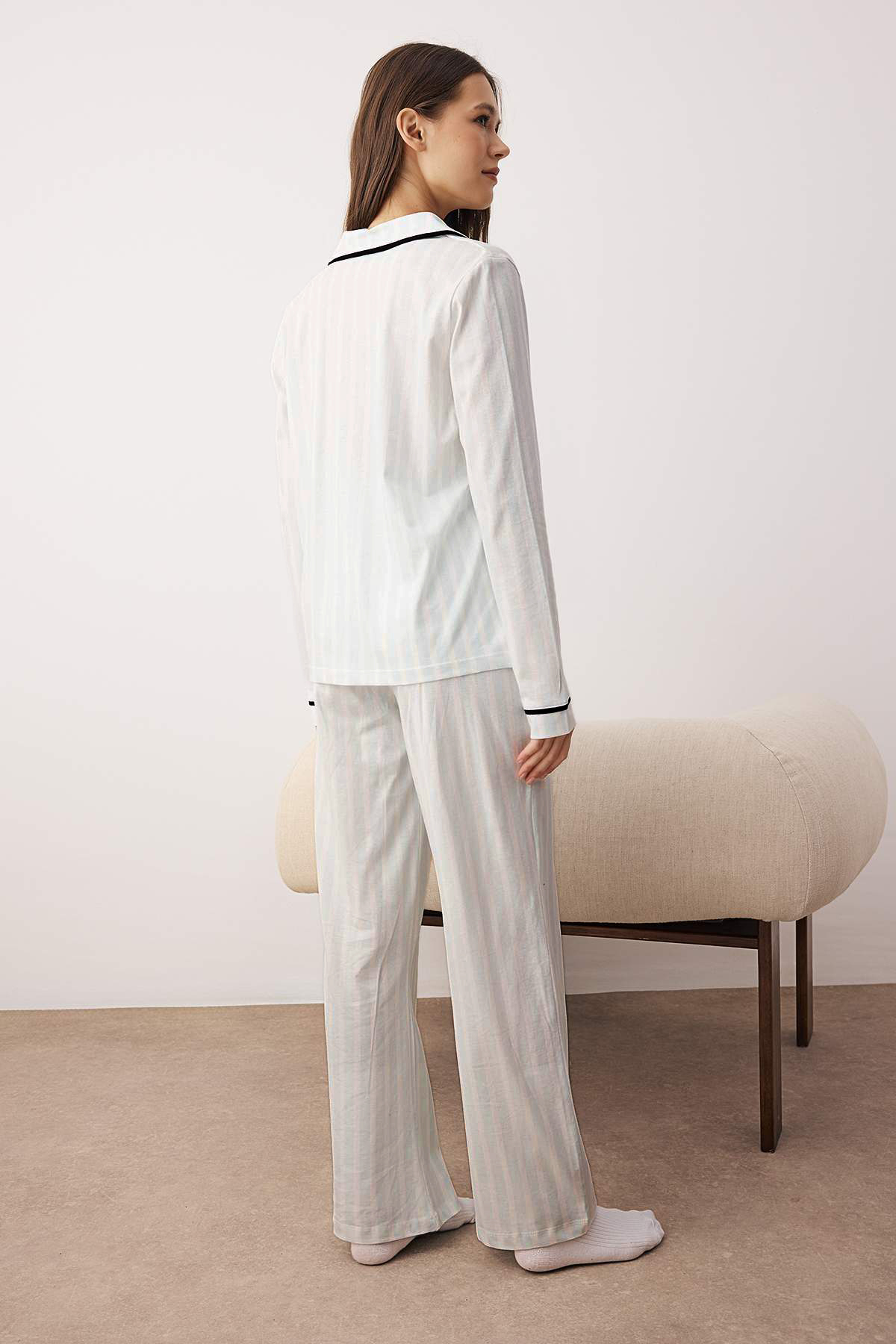 Trendyolmilla  Açık Mavi %100 Pamuklu Çizgili Biye Detaylı Örme Pijama Takımı THMAW21PT0614 - Görsel 5