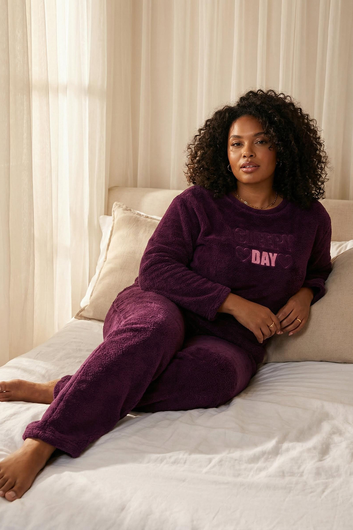 Trendyol Curve Plüschiges Wellsoft-Pyjama-Set mit lila Slogan - Herz Tbbaw25A...