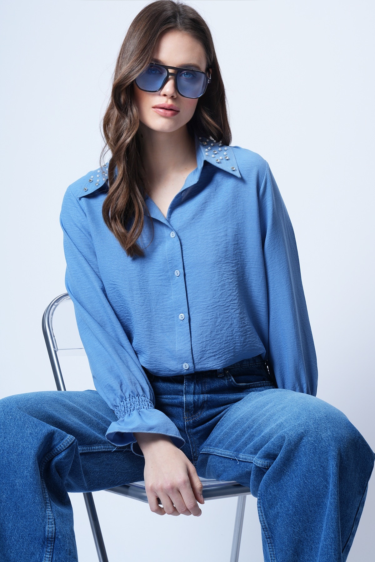 Trend Alaçatı Stili Indigo-Perlen- und Steinbesticktes Aerobin-Hemd für Damen...