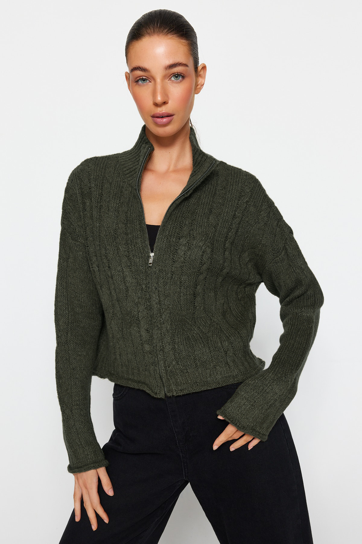 Trendyolmilla  Haki Crop Yumuşak Dokulu Fermuarlı Saç Örgülü Triko Hırka TWOAW24HI00202 - Görsel 3