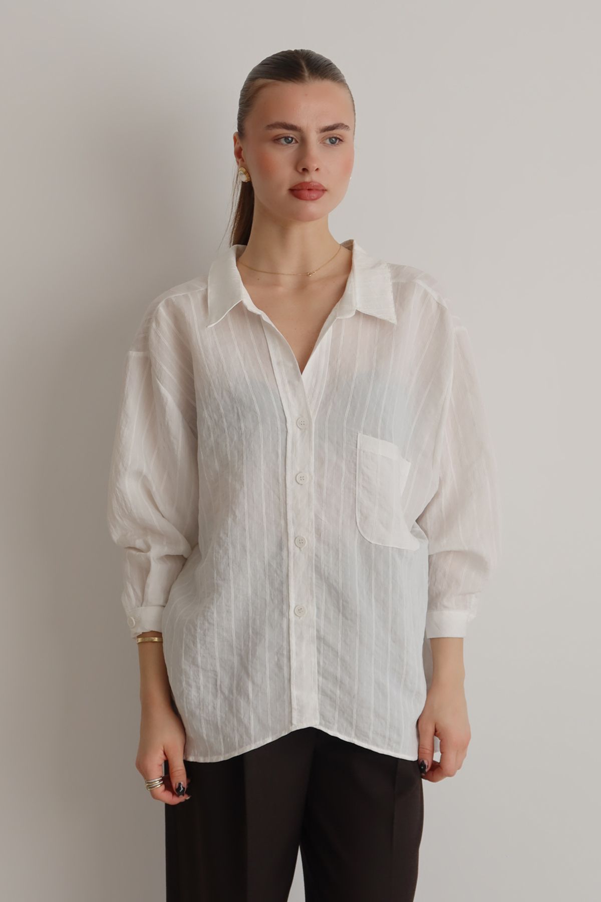 Trendyolmilla  Beyaz Çizgili Oversize/Geniş Kalıp Dokulu Gömlek TWOAW26GO00083 - Görsel 3