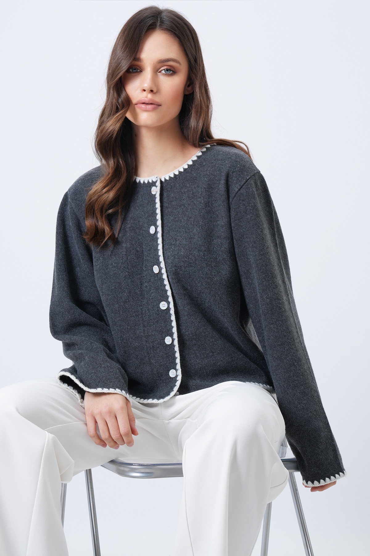 Trend Alaçatı Stili  Kadın Antrasit Bisiklet Yaka Nakış Detaylı Triko Hırka ALC-X14706 - Görsel 6