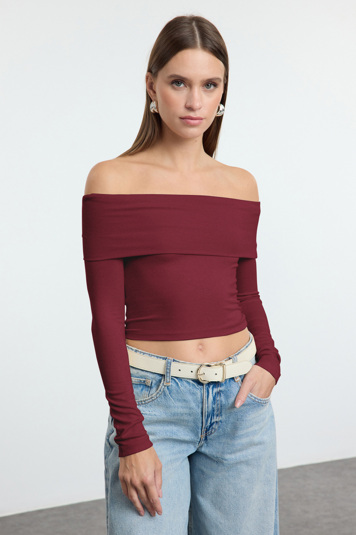 Trendyolmilla Bordo Carmen Yaka Fitted/Vücuda Oturan Crop Esnek Örme Bluz TWOAW25BZ00008
