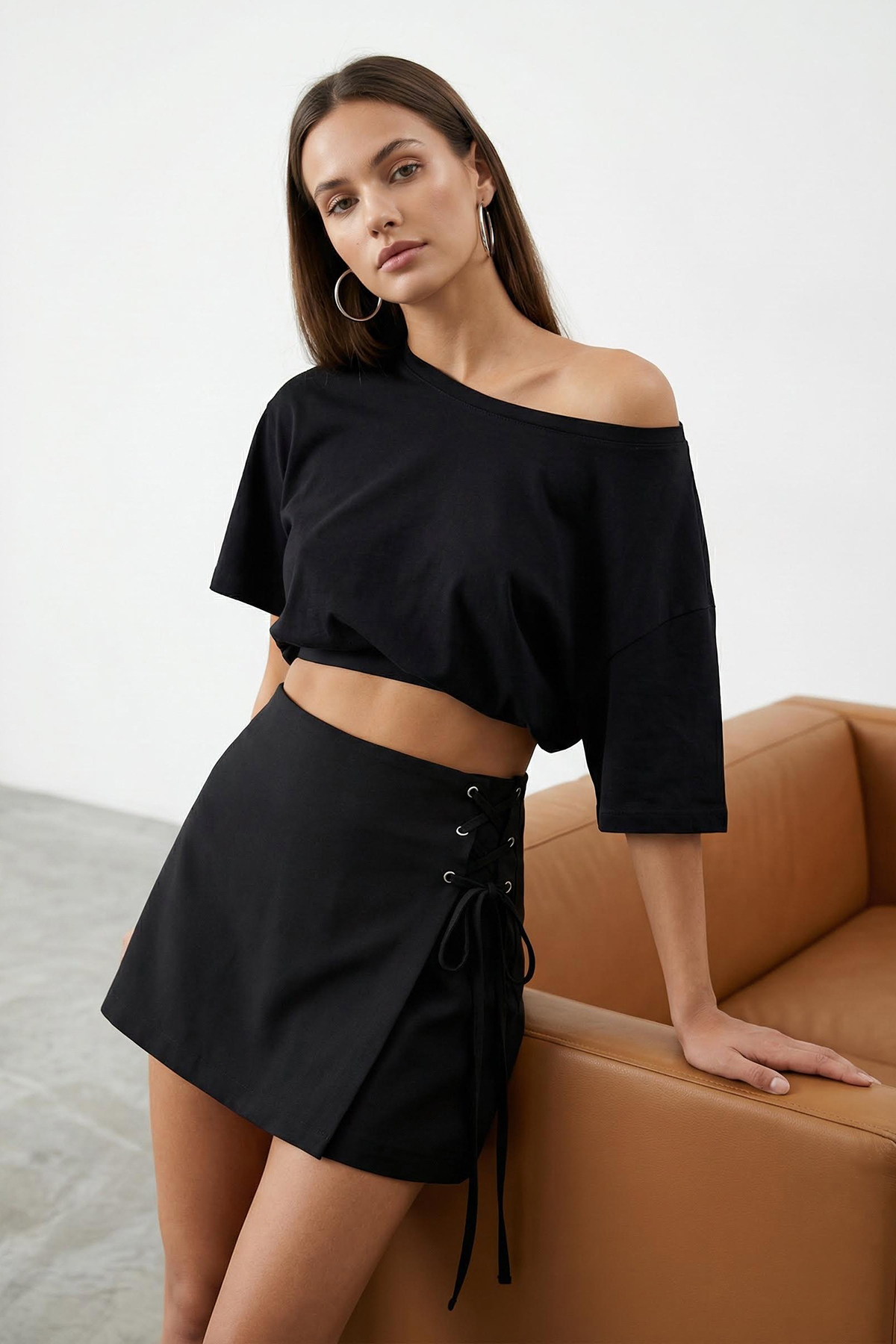 Kolekcia Trendyol Čierna tkaná šortková sukňa s detailným viazaním a očkom TW...