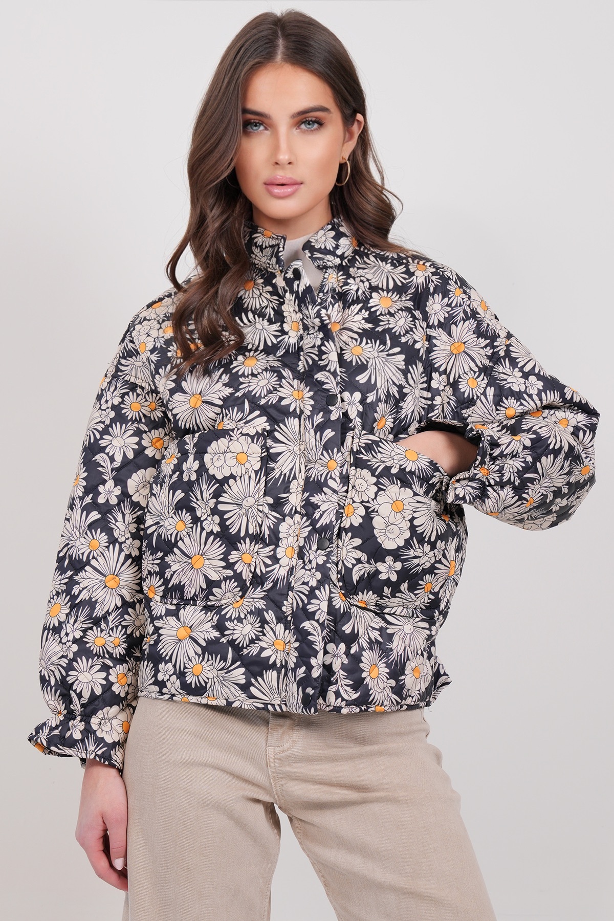 Trend Alaçatı Stili  Kadın Siyah-Krem Çiçek Desenli Çift Cepli İçi Astarlı Kapitone Ceket ALC-X14993 - Görsel 3