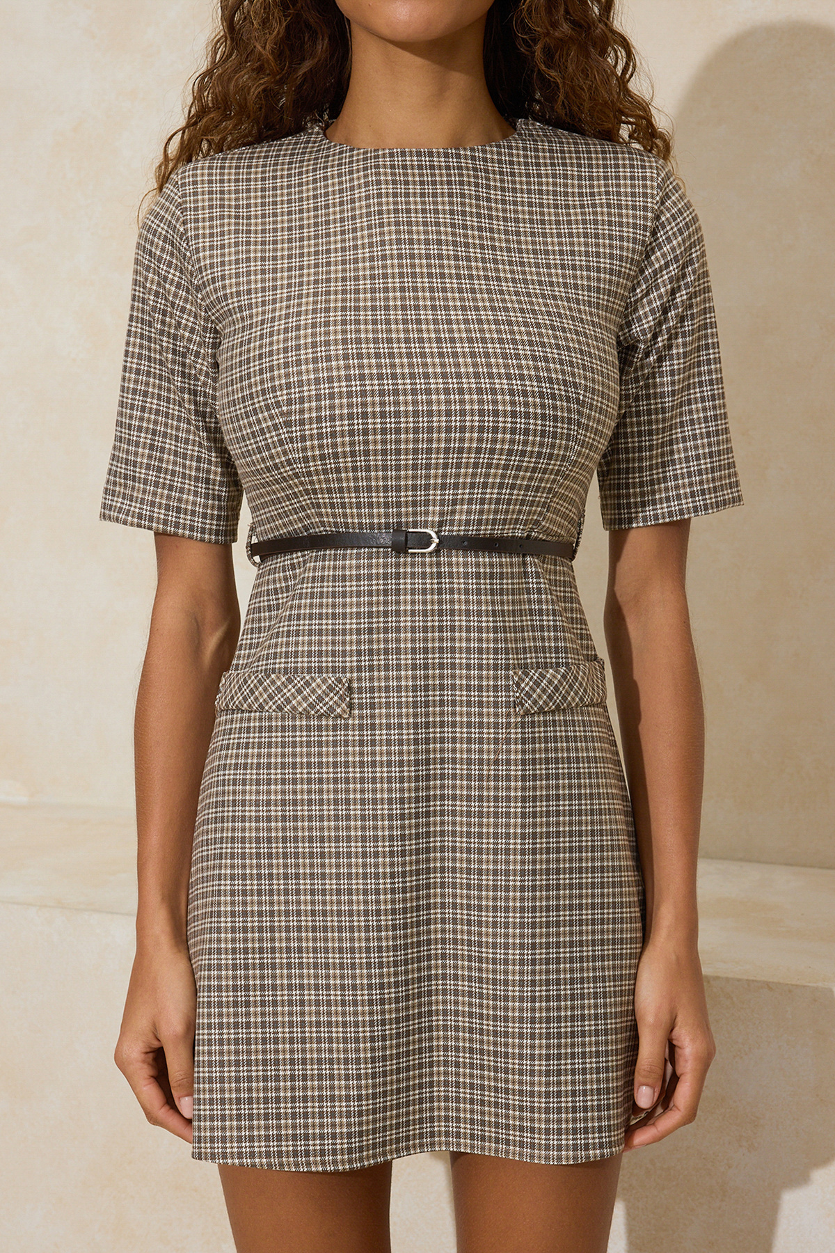 Trendyolmilla  Bej Ekose/Kareli Kemerli Kısa/Mini Dokuma Elbise TWOSS26EL00064 - Görsel 3
