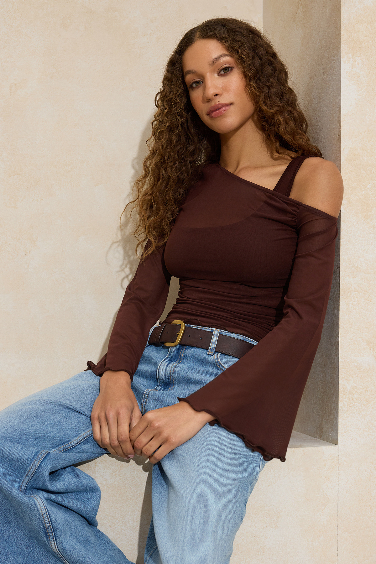 Trendyolmilla  Kahverengi Fitted/Vücuda Oturan Asimetrik Yaka Uzun Kollu Büzgülü Tül Örme Bluz TWOSS26BZ00071 - Görsel 2