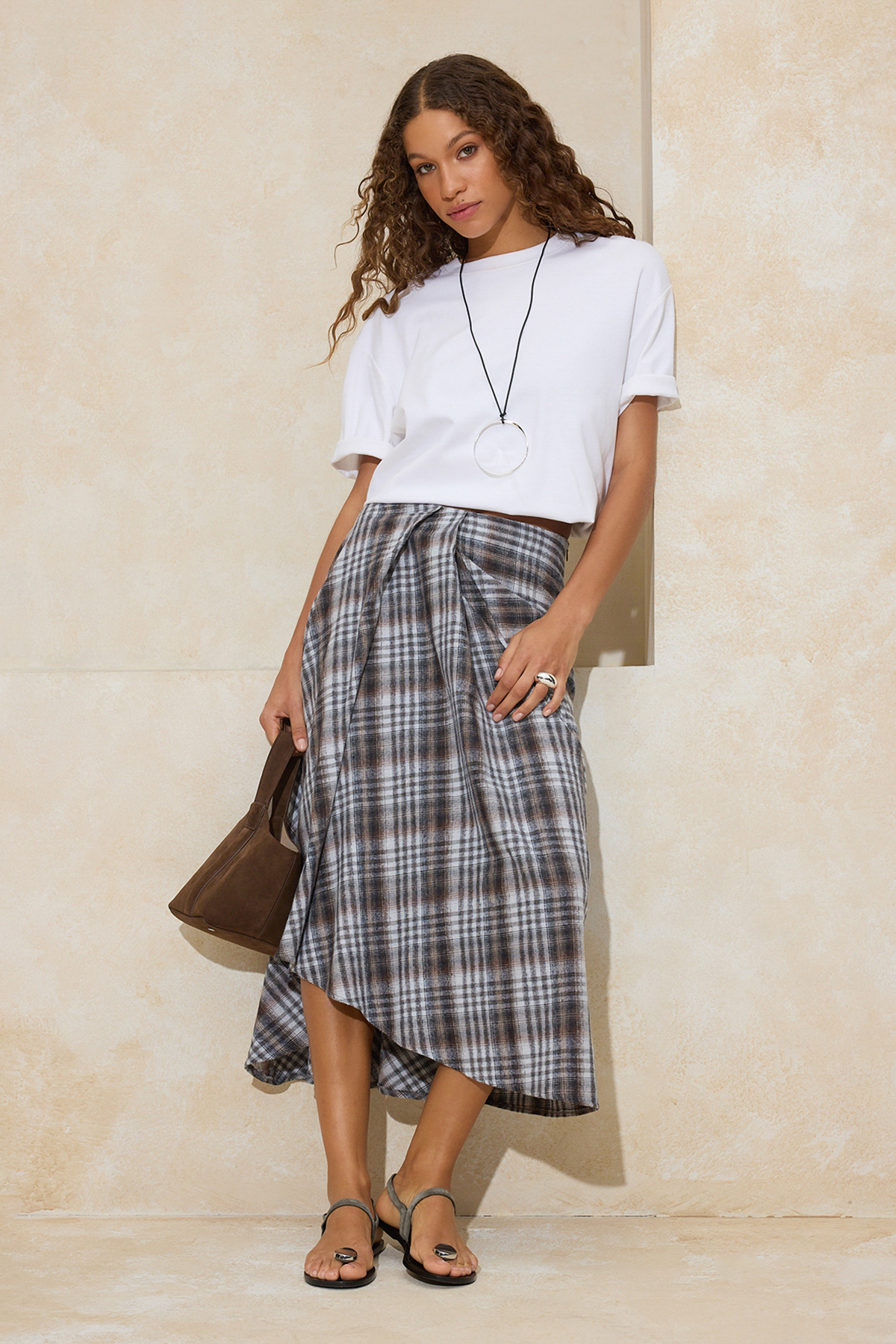 Trendyolmilla  Kahverengi-Çok Renkli Asimetrik Detaylı Ekose Uzun Maxi Etek TWOSS26ET00038 - Görsel 3