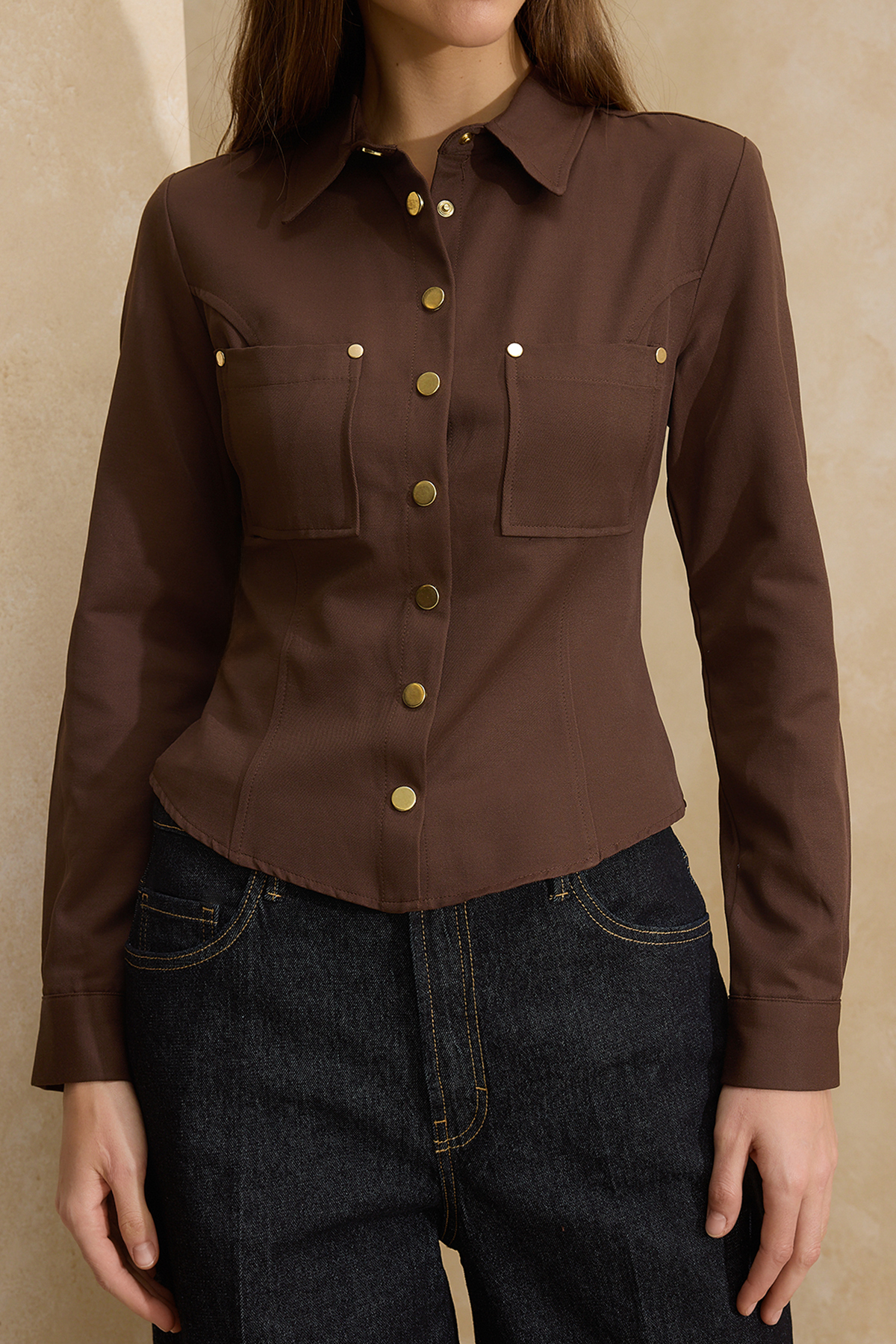 Trendyolmilla  Koyu Kahverengi Regular Kalıp Gold Düğme Detaylı Gabardin Gömlek TWOSS26GO00013 - Görsel 2