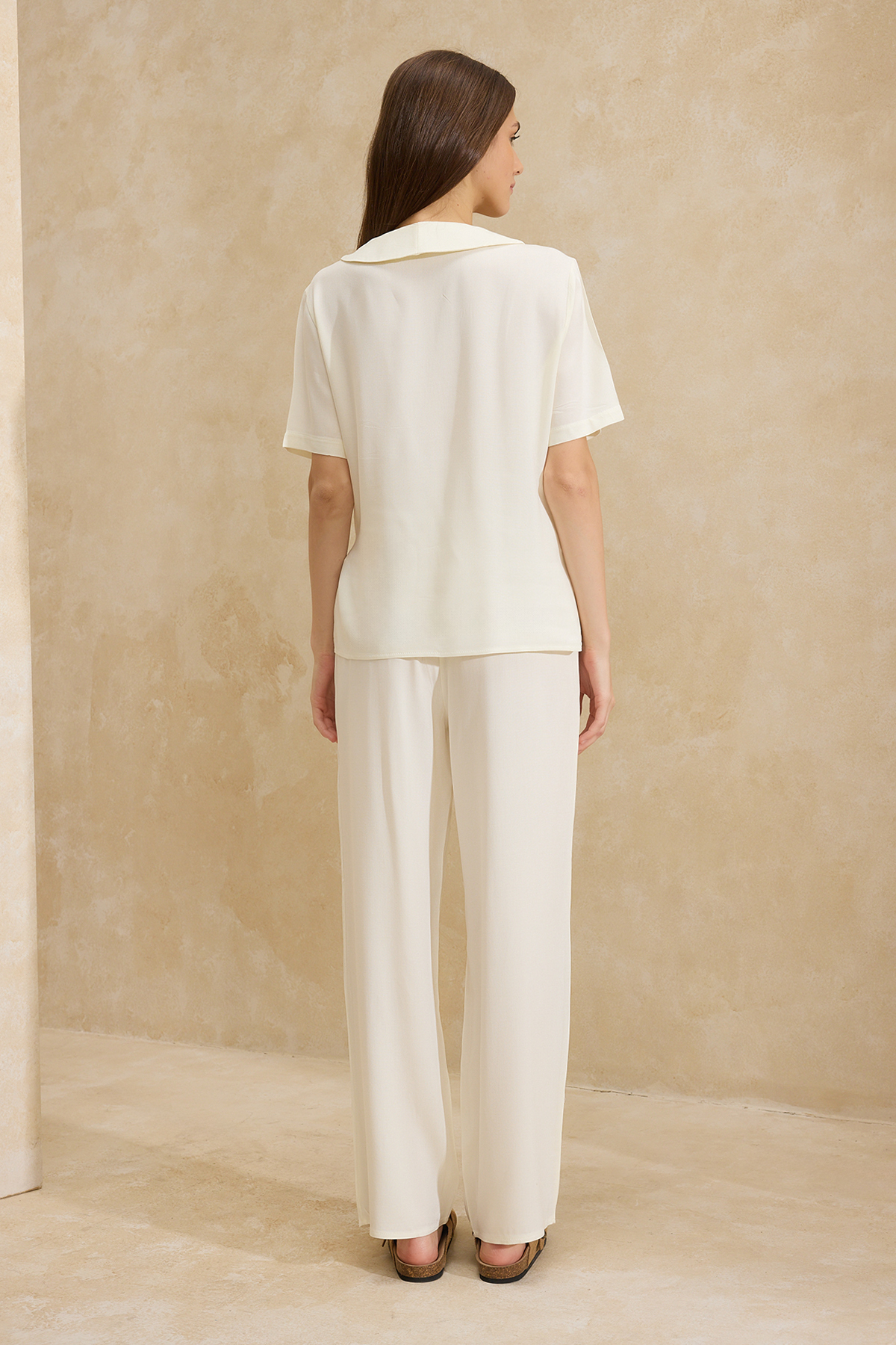 Trendyolmilla  Ekru Kruvaze Yaka Bağlama Detaylı Viskon Dokuma Pijama Takımı THMSS26PT00029 - Görsel 8