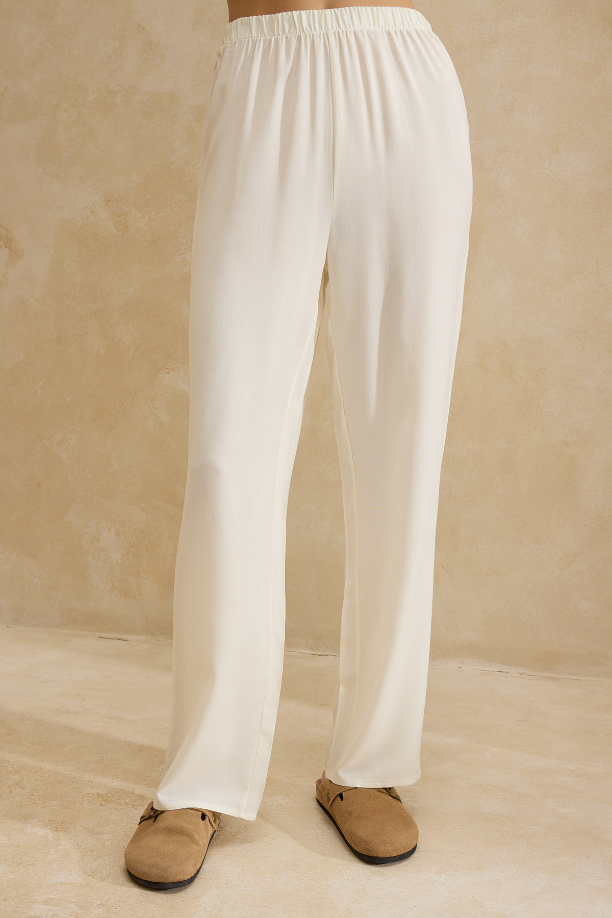 Trendyolmilla  Ekru Kruvaze Yaka Bağlama Detaylı Viskon Dokuma Pijama Takımı THMSS26PT00029 - Görsel 7