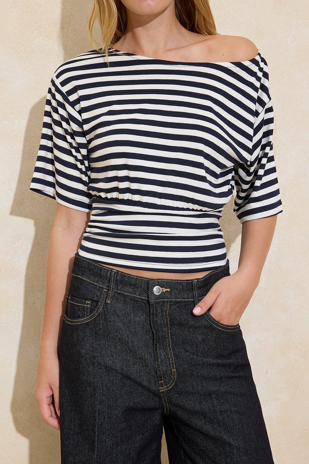 Trendyolmilla  Lacivert Çizgili Regular/Normal Kalıp Asimetrik Yaka Yumuşak Örme Bluz TWOSS26BZ00097 - Görsel 2