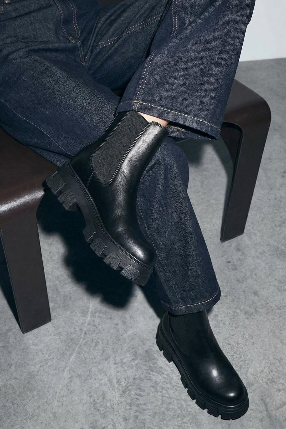 TRENDYOL SHOES Schwarze, elastische, gezackte, flache Chealsea-Damenstiefel m...