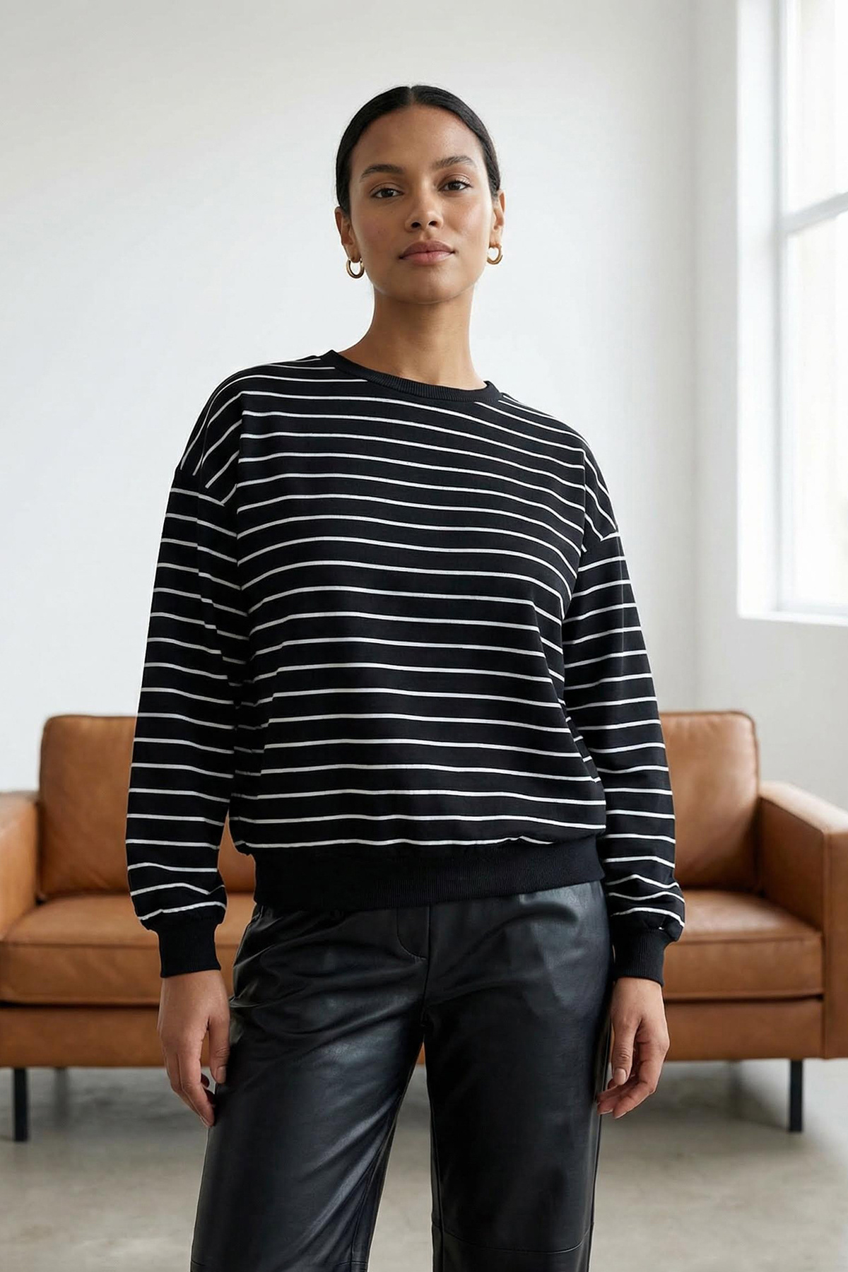 Trendyolmilla  Siyah 2 İplik Bisiklet Yaka Çizgili Regular Örme Sweatshirt TWOAW25SW00324