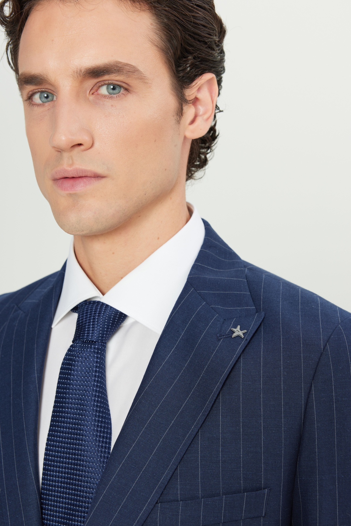 ALTINYILDIZ CLASSICS Erkek Lacivert Keten Slim Fit Dar Kesim Kırlangıç Yaka Çizgili Kapak Cepli Takım Elbise görsel 4