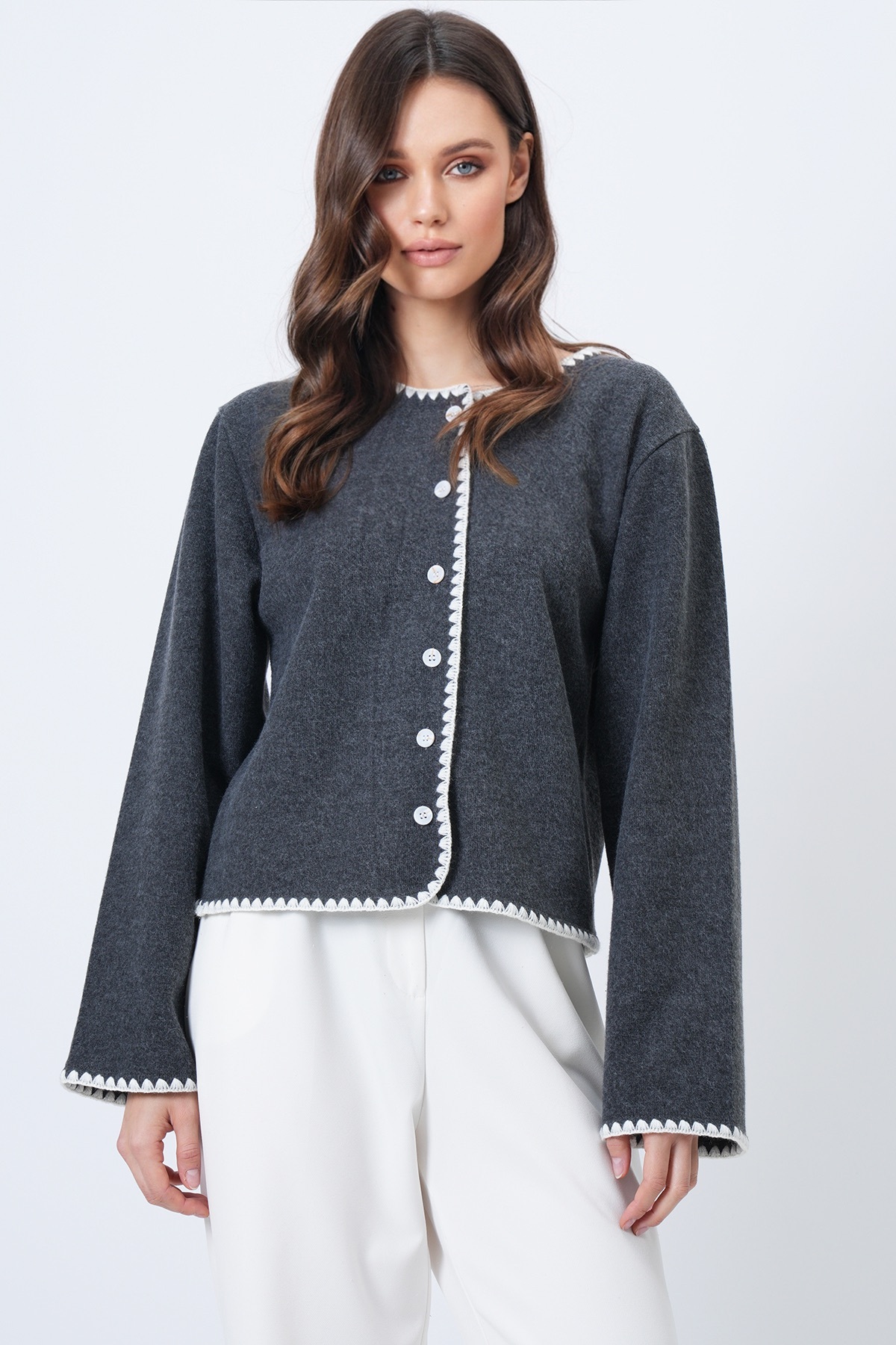 Trend Alaçatı Stili  Kadın Antrasit Bisiklet Yaka Nakış Detaylı Triko Hırka ALC-X14706 - Görsel 3