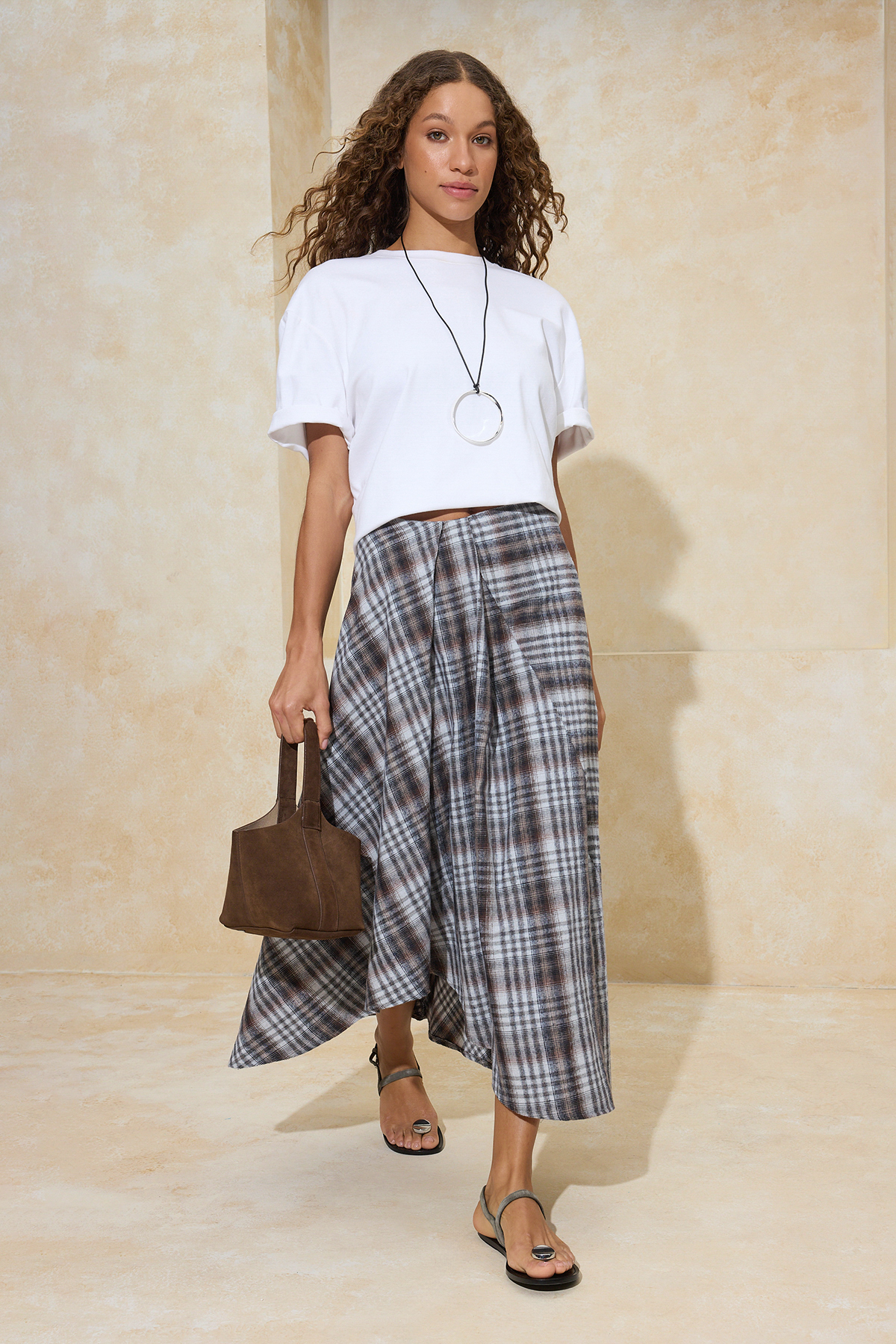 Trendyolmilla  Kahverengi-Çok Renkli Asimetrik Detaylı Ekose Uzun Maxi Etek TWOSS26ET00038