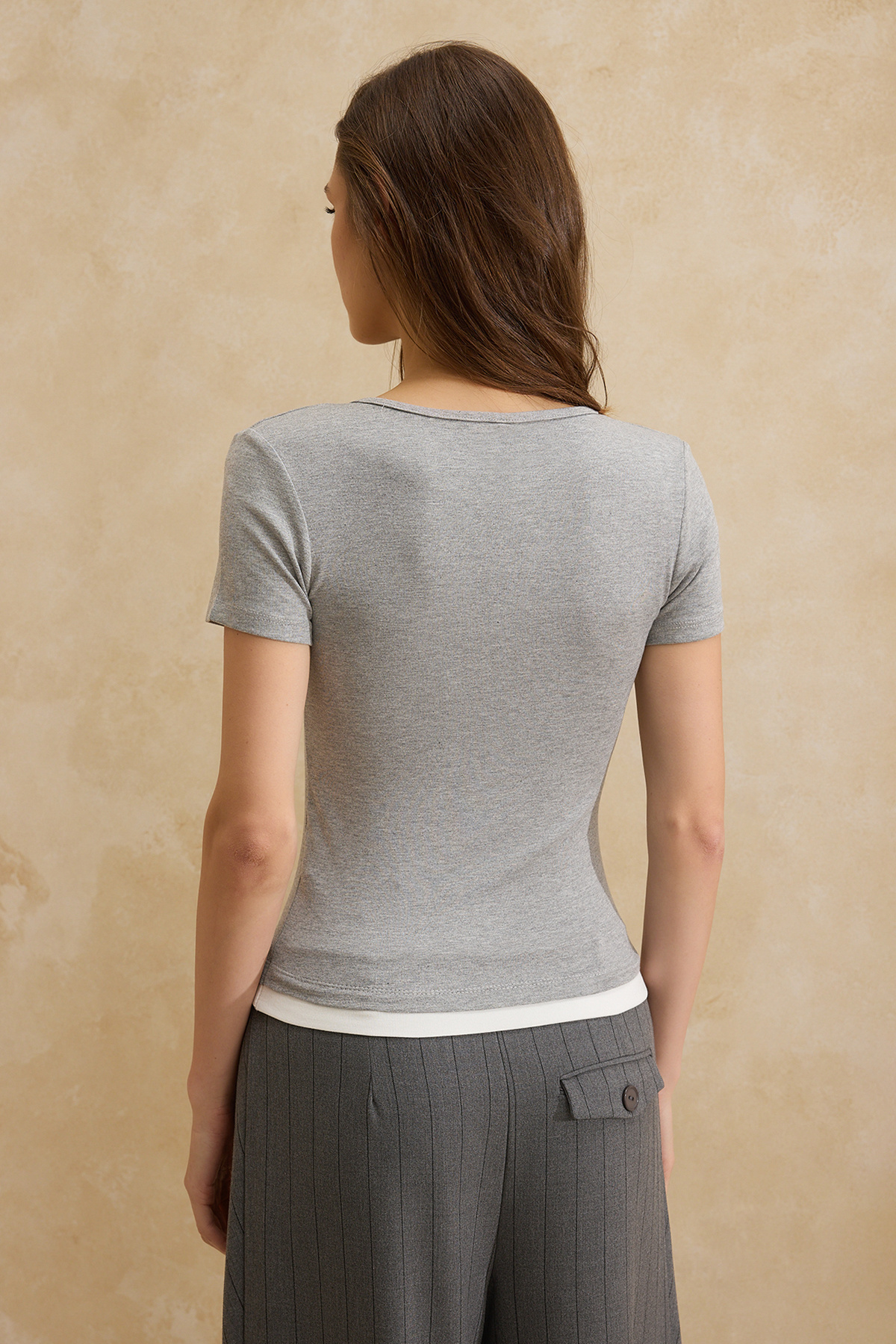 Trendyolmilla  Gri melanj Renk Bloklu Fitted/Vücuda Oturan Kısa Kollu Yumuşak Örme Bluz TWOSS26BZ00099 - Görsel 4