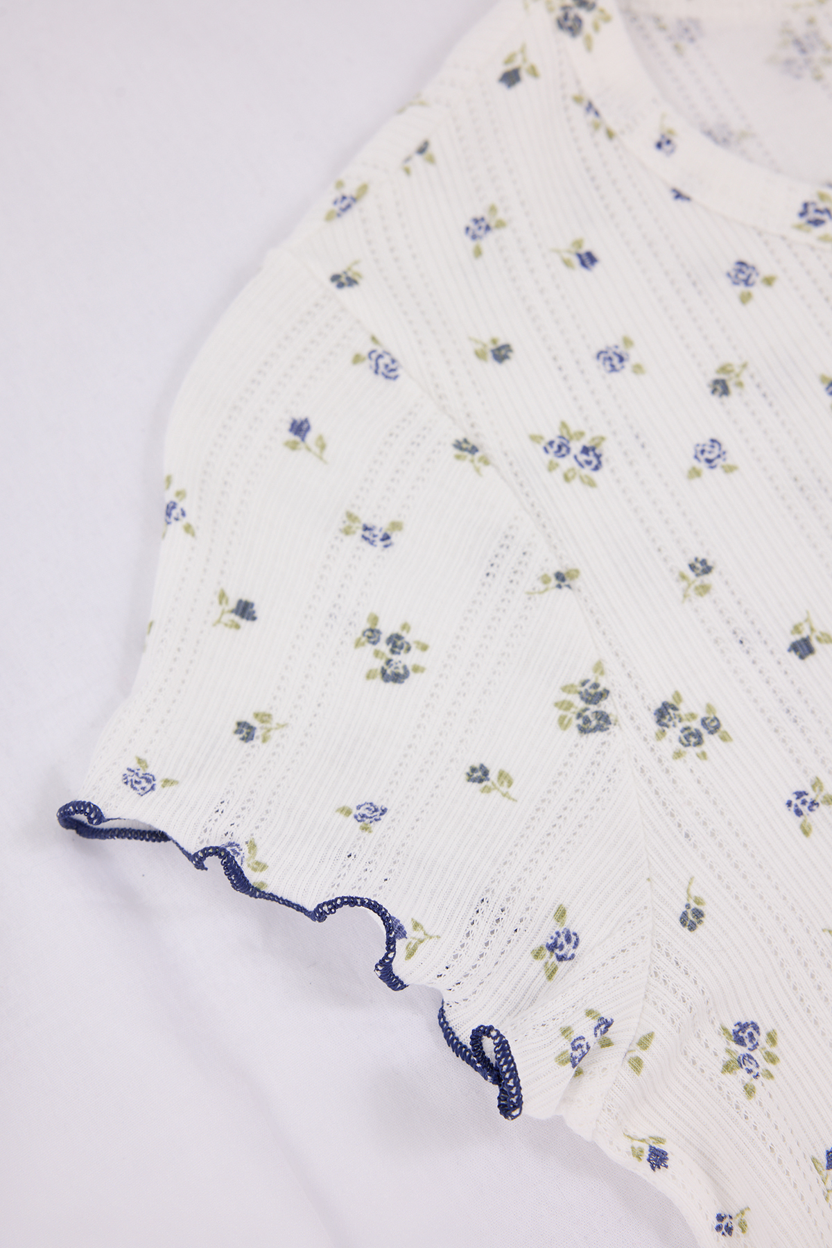 Trendyolmilla  Beyaz %100 Pamuklu Çiçekli Baby Overloklu Fitilli/Pointel Örme Pijama Takımı THMSS26PT00012 - Görsel 10