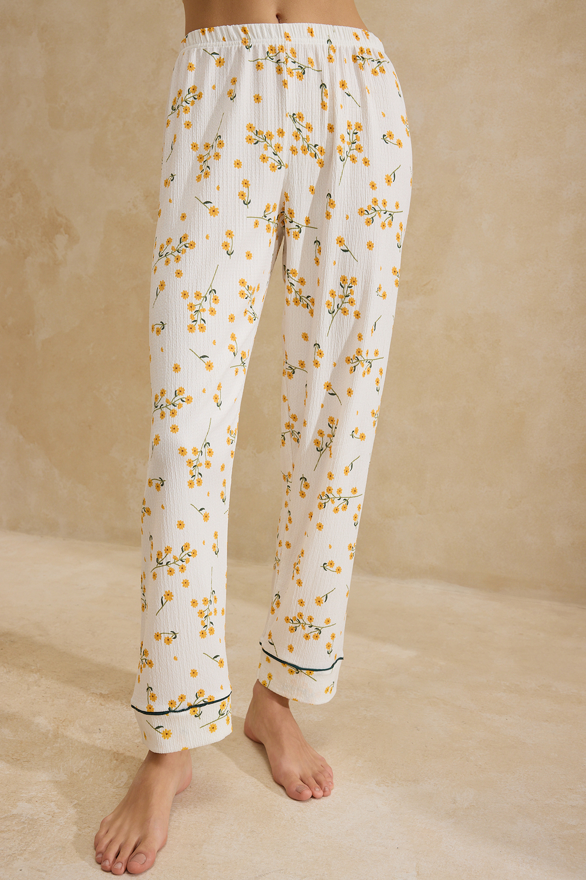 Trendyolmilla  Beyaz Çiçekli Biyeli Bürümcük Dokulu Örme Pijama Takımı THMSS26PT00020 - Görsel 3