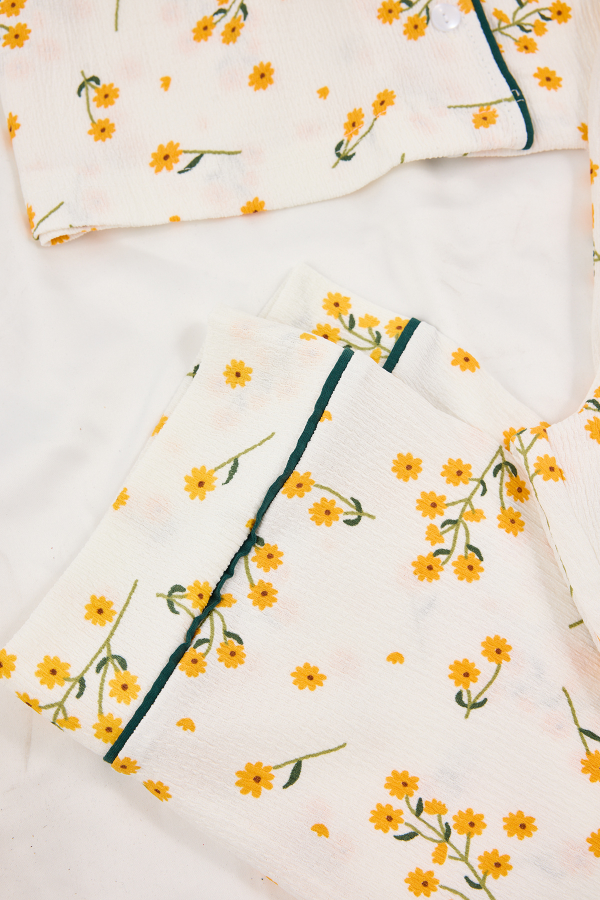 Trendyolmilla  Beyaz Çiçekli Biyeli Bürümcük Dokulu Örme Pijama Takımı THMSS26PT00020 - Görsel 6