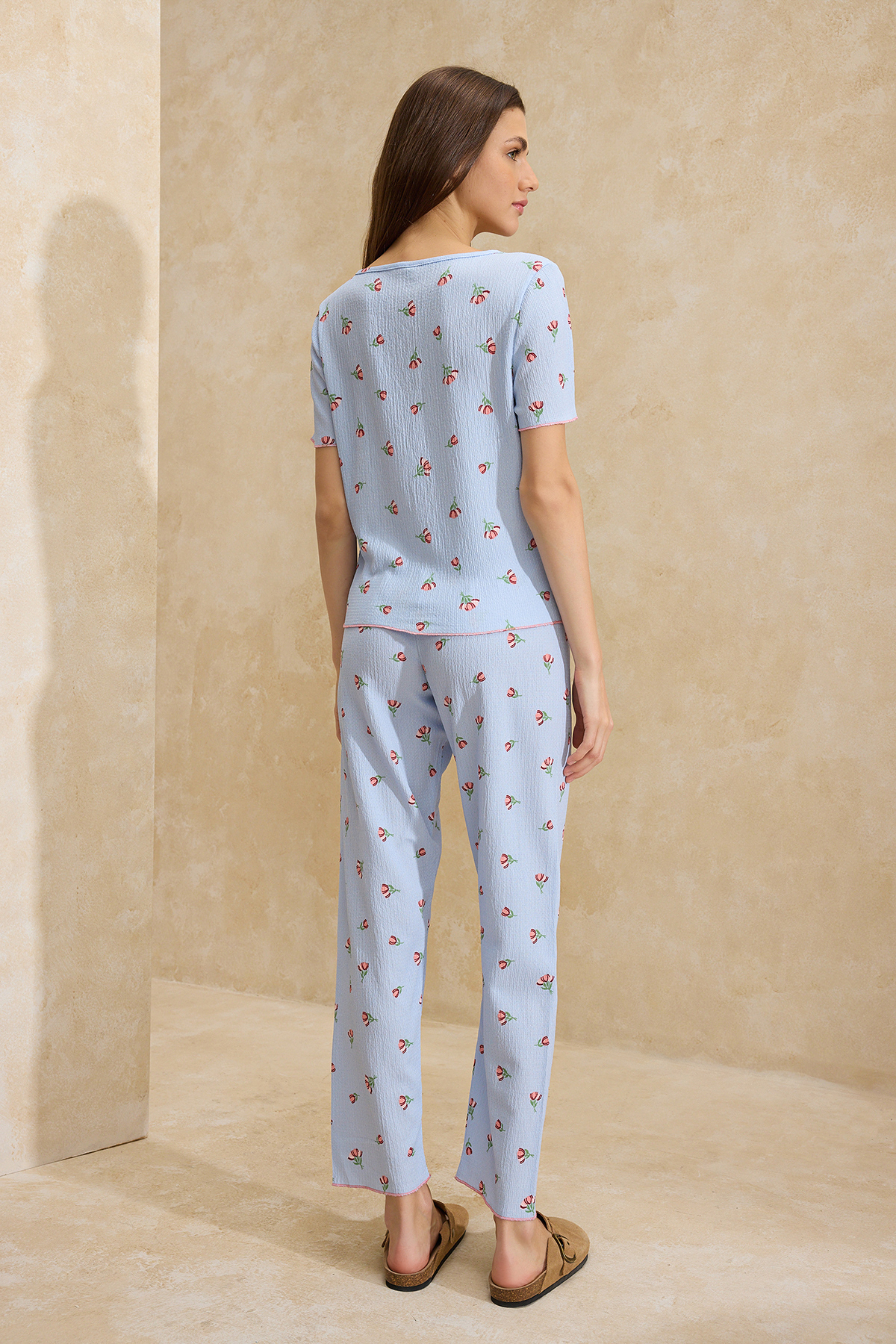 Trendyolmilla  Mavi Çiçekli Dantel Detaylı Bürümcük Dokulu Örme Pijama Takımı THMSS26PT00011 - Görsel 4